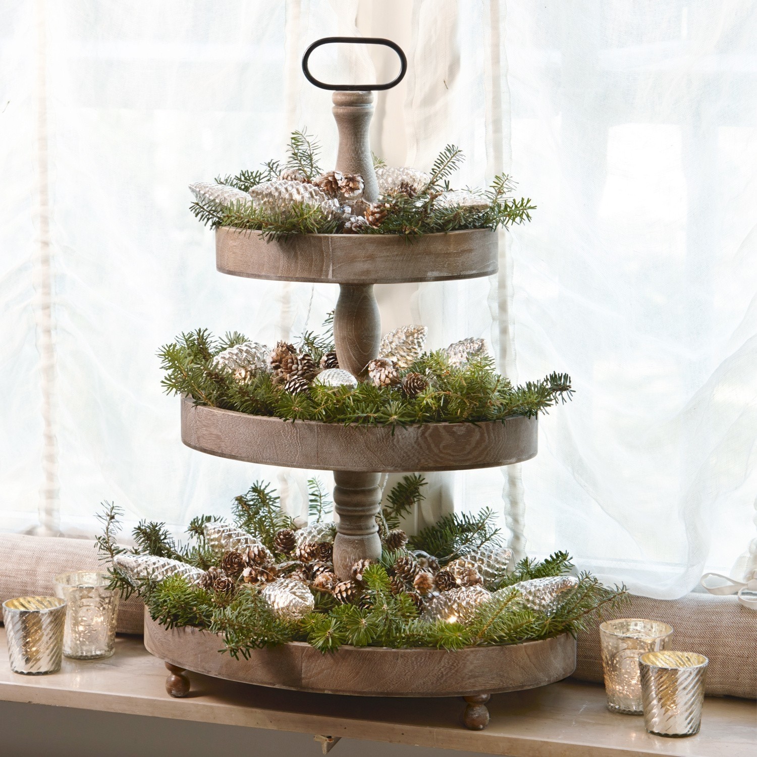 Présentoir à étages Olathe Présentoir à trois niveaux en bois avec décoration de pommes de pin et branches vertes pour table de fête