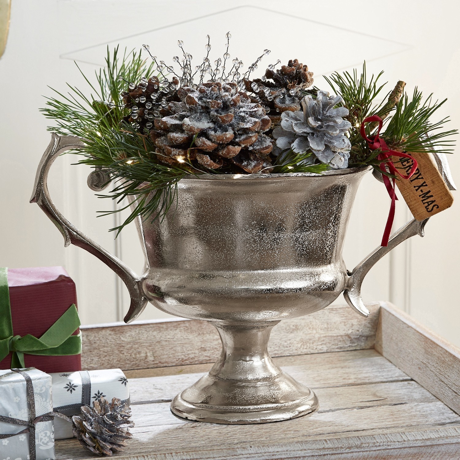 Coupe Espère Coupe décorative en métal argenté avec pommes de pin et branches vertes pour décoration de Noël