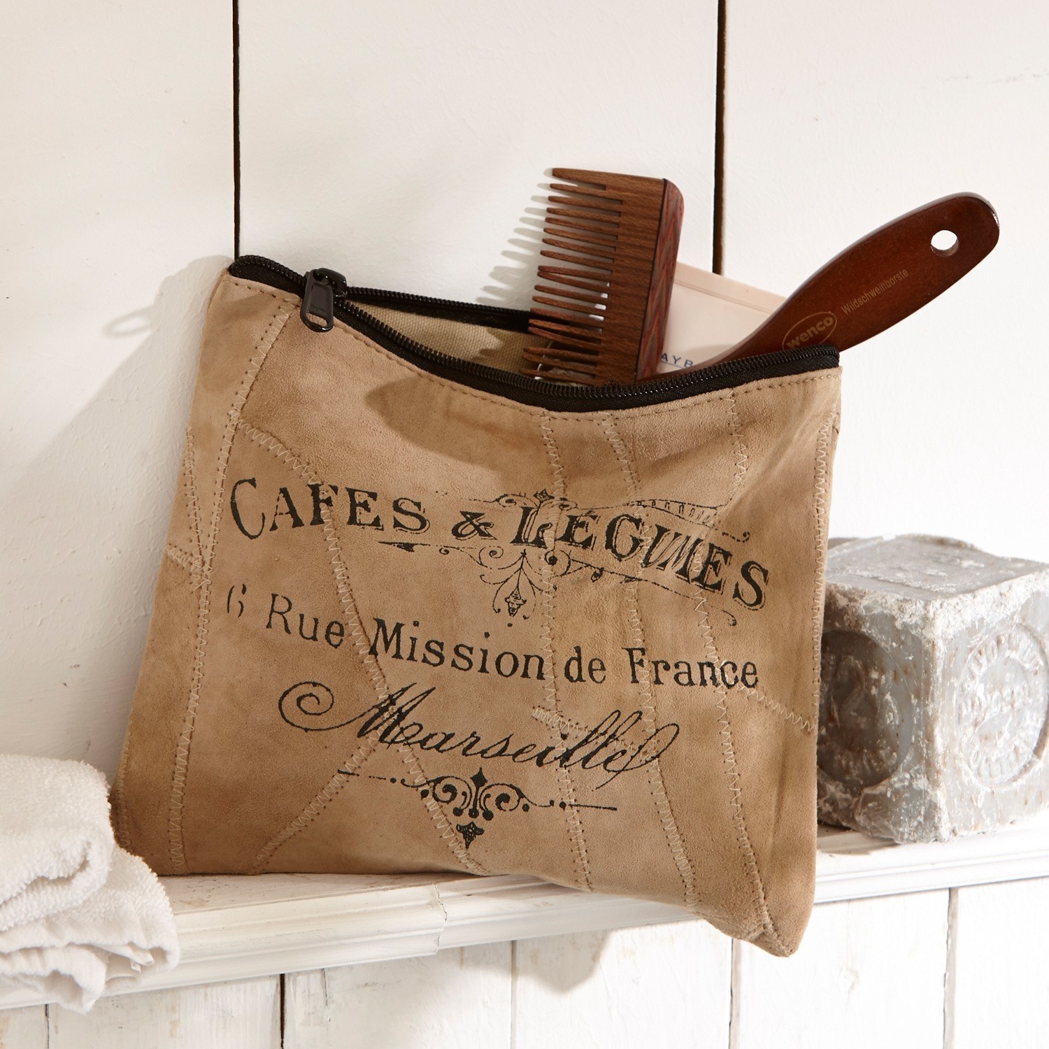 Pochette Jeannice Trousse beige en daim avec fermeture éclair noire et impression française, peigne en bois visible sur étagère