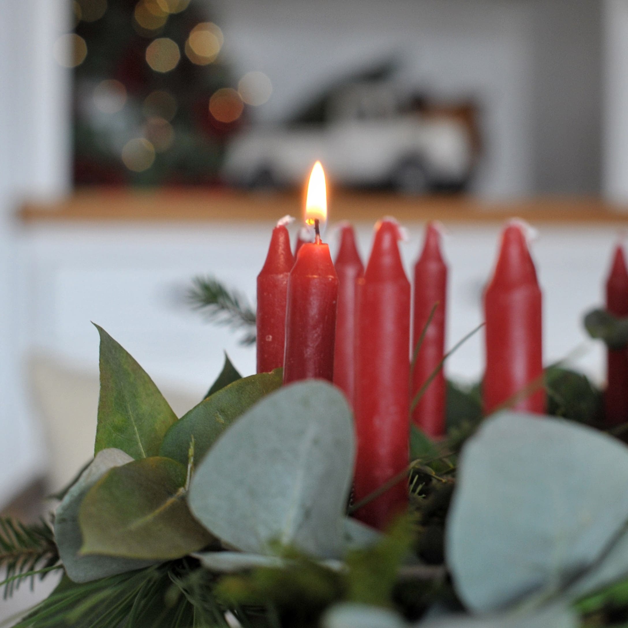 Bougies rouges de l'Avent avec feuillage vert pour décoration de Noël festive