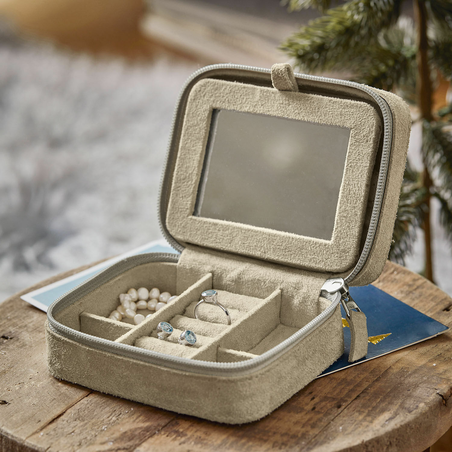 Coffret à bijoux Angelique Écrin à bijoux beige en suède avec miroir et compartiments pour bagues et colliers