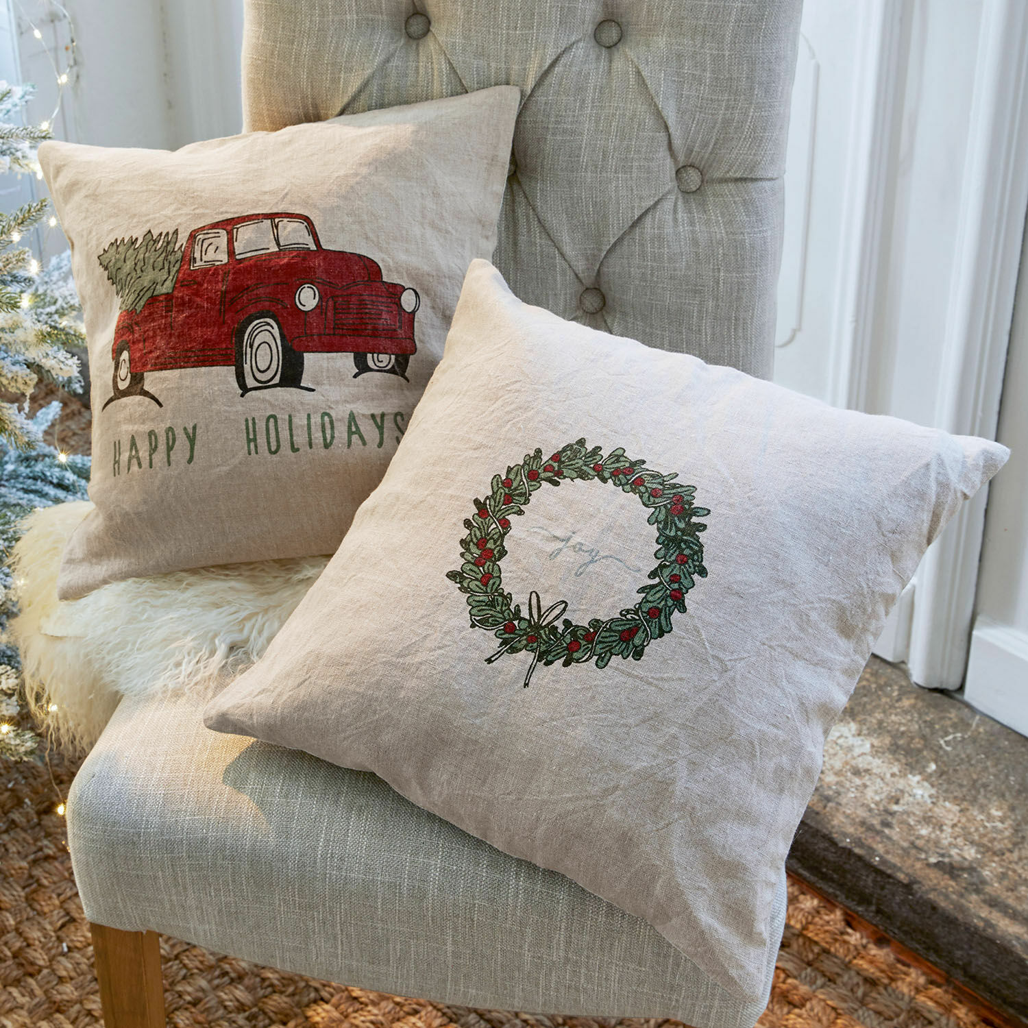 Lot de 2 housses de coussins Camon Coussins décoratifs en lin avec motifs de Noël en couleurs naturelles sur fauteuil gris
