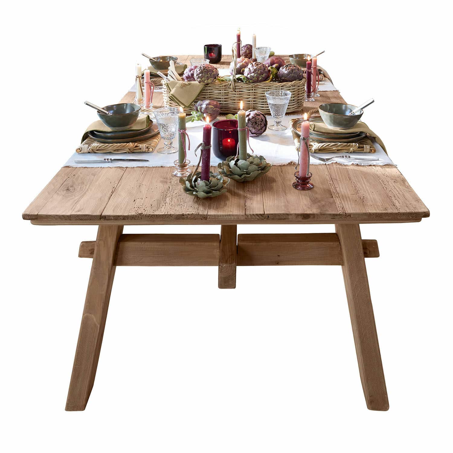 Table Wilevor Table à manger en bois naturel avec finition rustique, décorée de bougies et vaisselle élégante