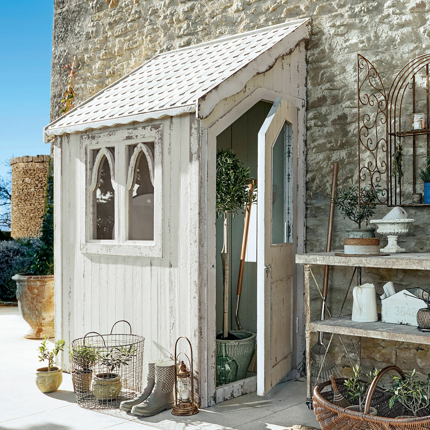 Maisonnette de jardin Lettret Petit abri de jardin en bois blanc avec fenêtres et porte ouverte, plantes et outils décoratifs