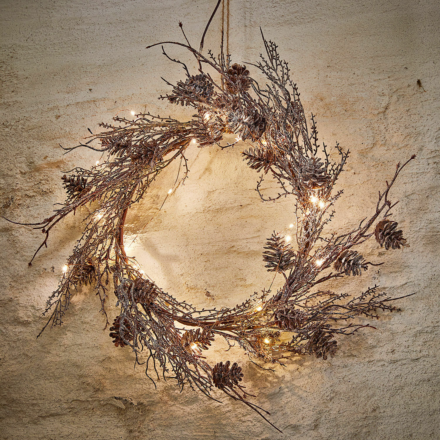 Couronne LED Lorvaya Couronne naturelle avec pommes de pin et branches, éclairage LED doux pour décoration festive