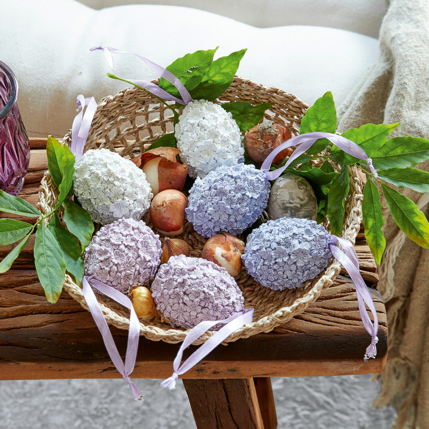 Lot de 6 œufs de Pâques Rigaud Panier avec œufs décoratifs pastel à motif floral et feuilles vertes sur une table en bois rustique