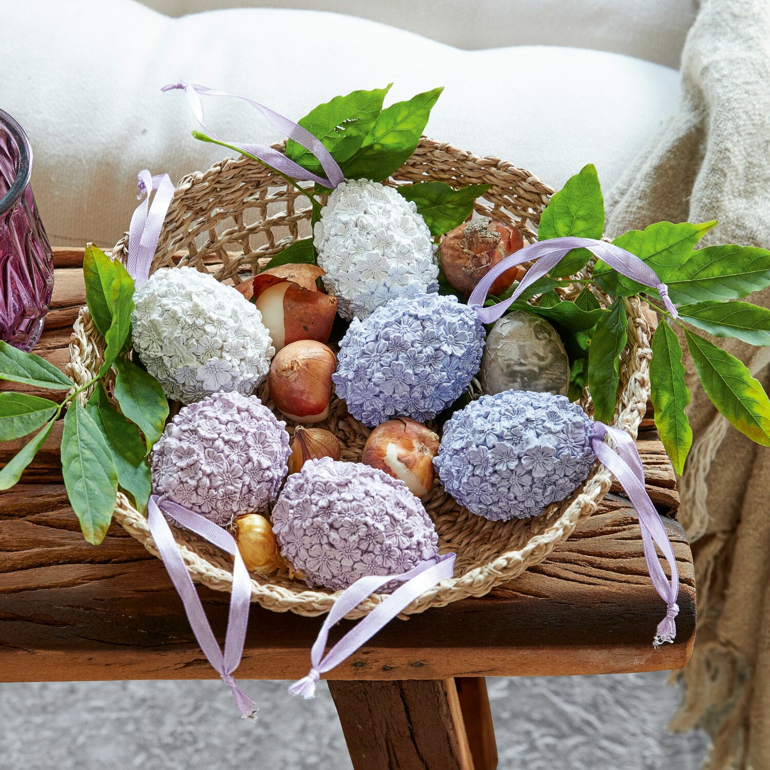 Lot de 6 œufs de Pâques Rigaud Panier avec œufs décoratifs pastel à motif floral et feuilles vertes sur une table en bois rustique