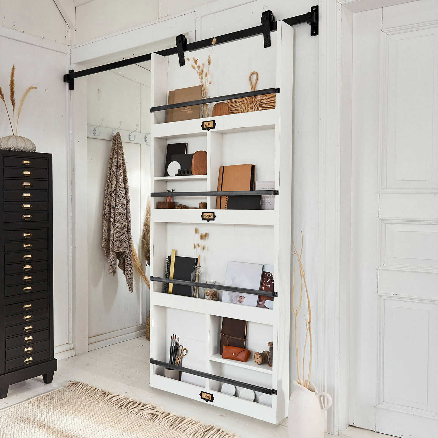 Porte coulissante Besançon Étagère murale blanche en bois avec barres métalliques noires et décorations dans un style scandinave