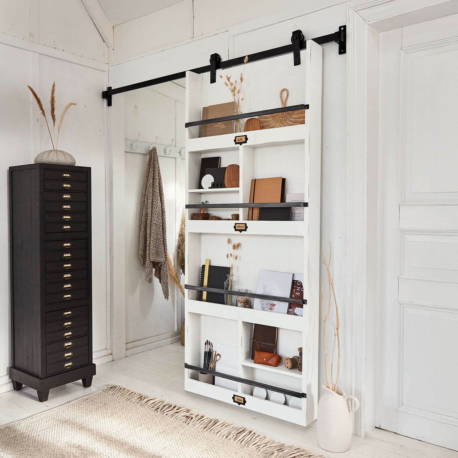 Porte coulissante Besançon Étagère murale blanche en bois avec barres métalliques noires et décorations dans un style scandinave