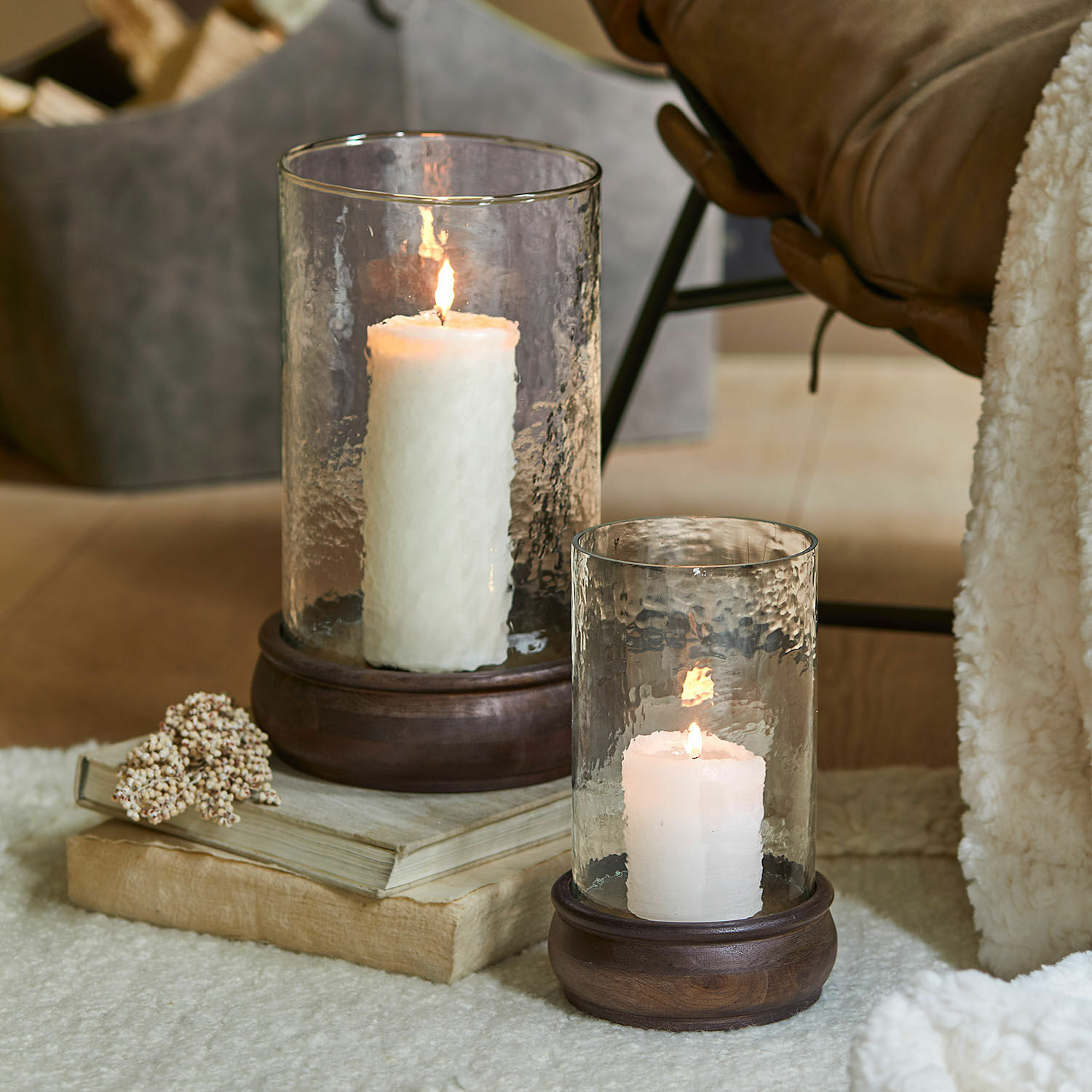 Lot de 2 photophores Sivalor Deux lanternes en verre avec bougies blanches sur socles en bois, décoration intérieure chaleureuse et cosy