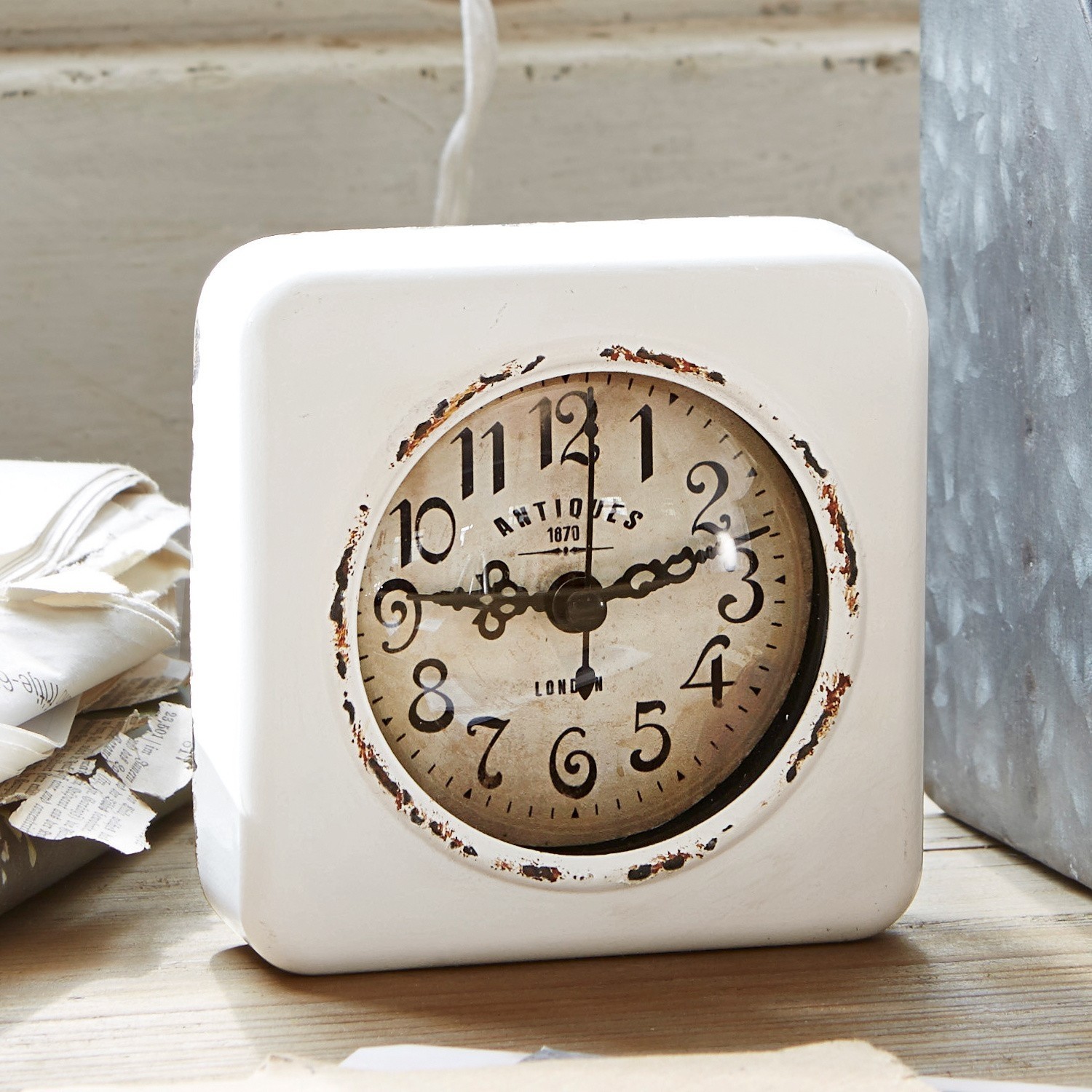 Horloge Gervase Horloge de table blanche avec cadran vieilli et chiffres noirs, décoration vintage intérieure.