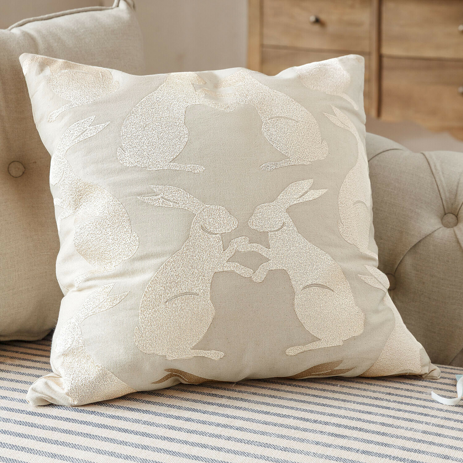Housse de coussin Lunavine Coussin décoratif beige avec motifs brodés de lapins, tissu doux pour salon confortable