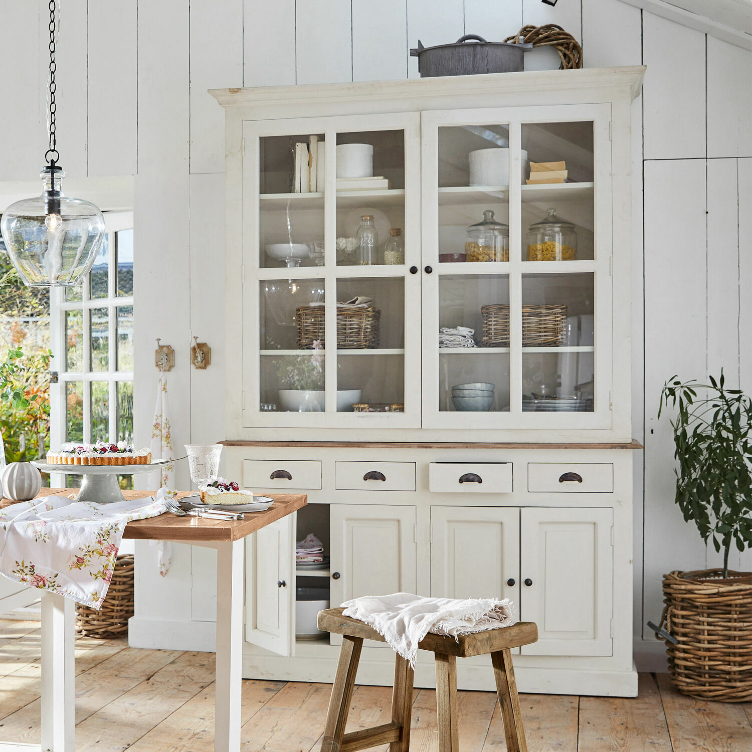 Buffet Morningside Vaisselier en bois blanc avec portes vitrées et tiroirs dans une cuisine lumineuse rustique