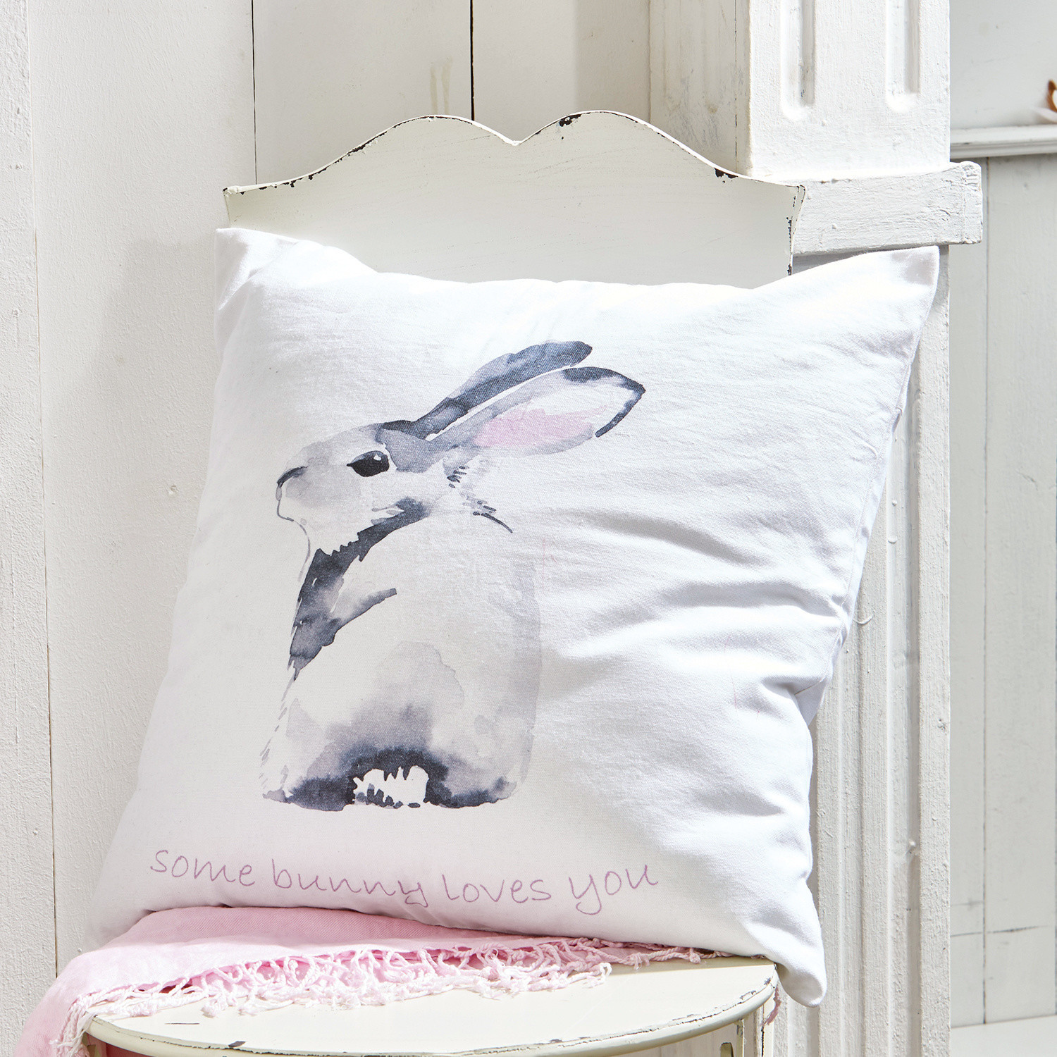 Coussin Greyson Coussin blanc en coton avec imprimé lapin gris et texte some bunny loves you, décoration intérieure douce