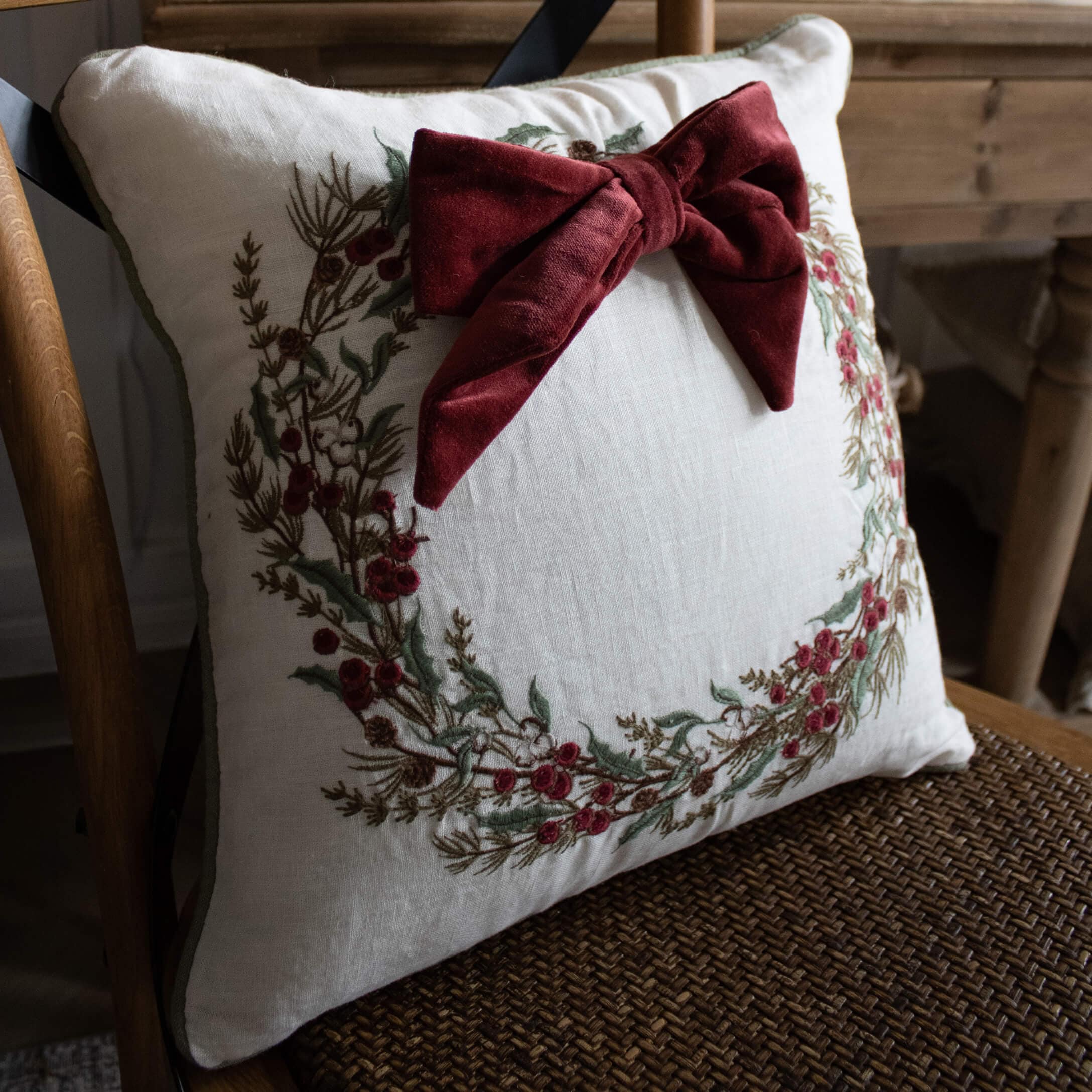 Coussin en lin blanc avec couronne brodée et nœud en velours bordeaux, décoration intérieure