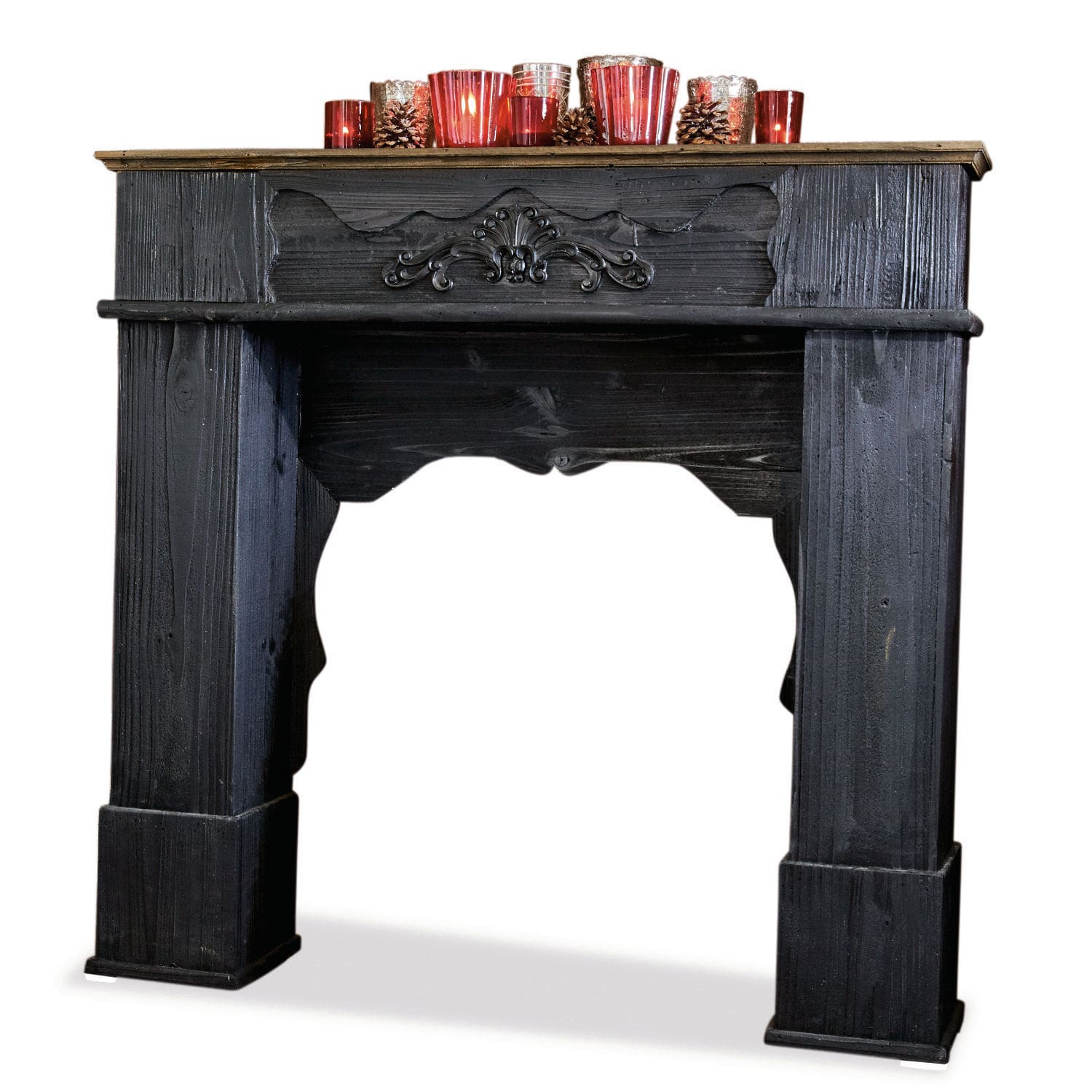 Manteau de cheminée Margaux Encadrement de cheminée en bois noir avec ornement sculpté et bougies rouges décoratives sur le dessus