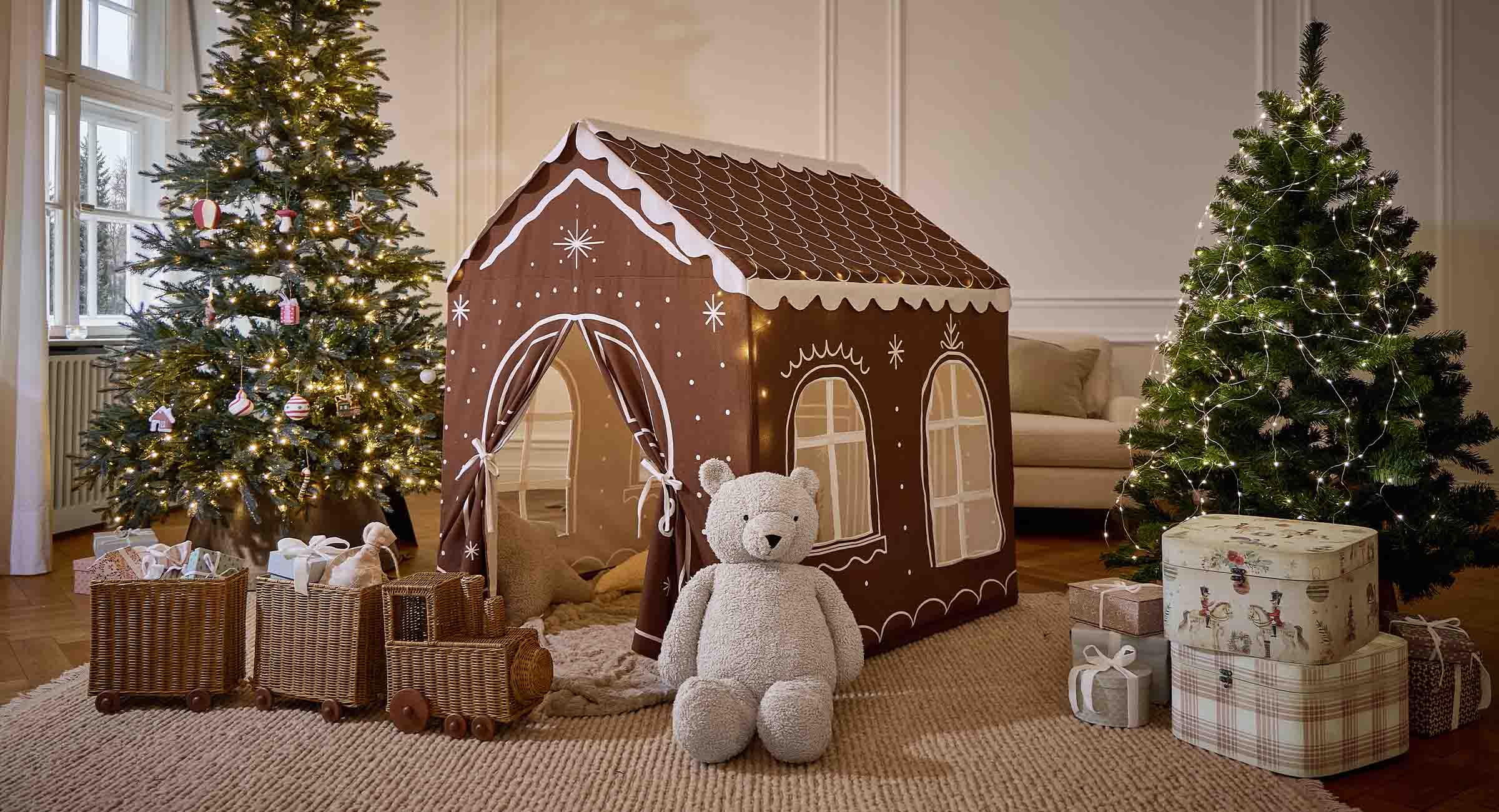 Tente enfant marron en forme de maison en pain d'épices avec motifs blancs, ours en peluche et décorations de Noël