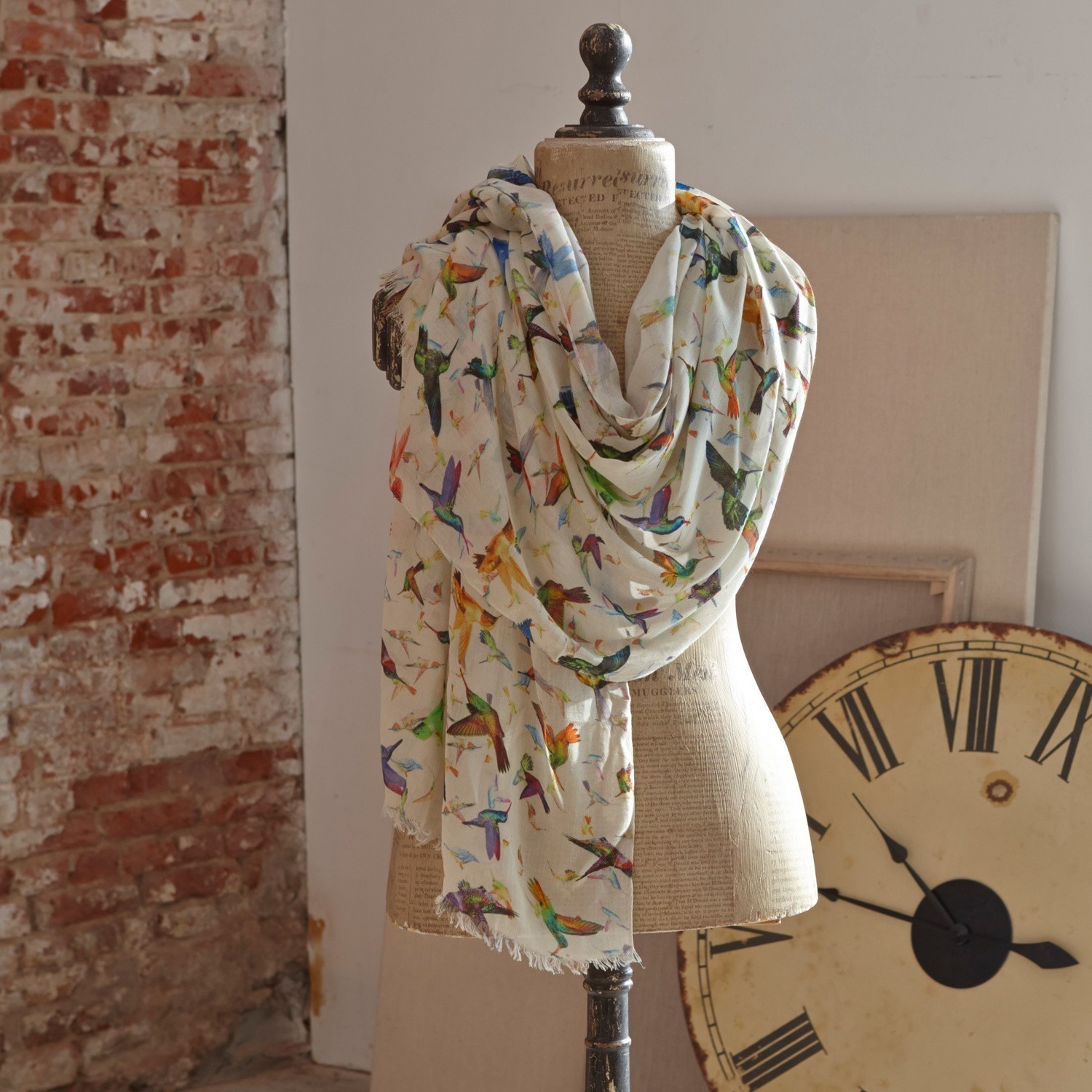 Étole Birds Écharpe légère en coton crème avec imprimé oiseaux colorés, accessoire mode élégant et doux.