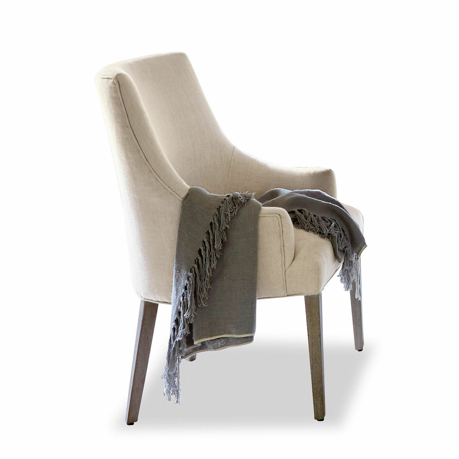 Chaise Hyeres Fauteuil beige en tissu avec pieds en bois et plaid gris à franges pour salon confortable