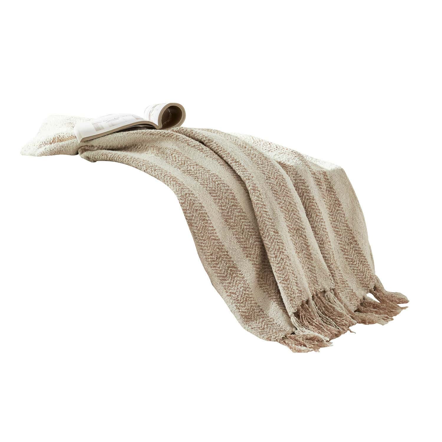 Plaid Aldan Plaid beige doux avec franges et motif chevron, parfait pour une décoration intérieure chaleureuse