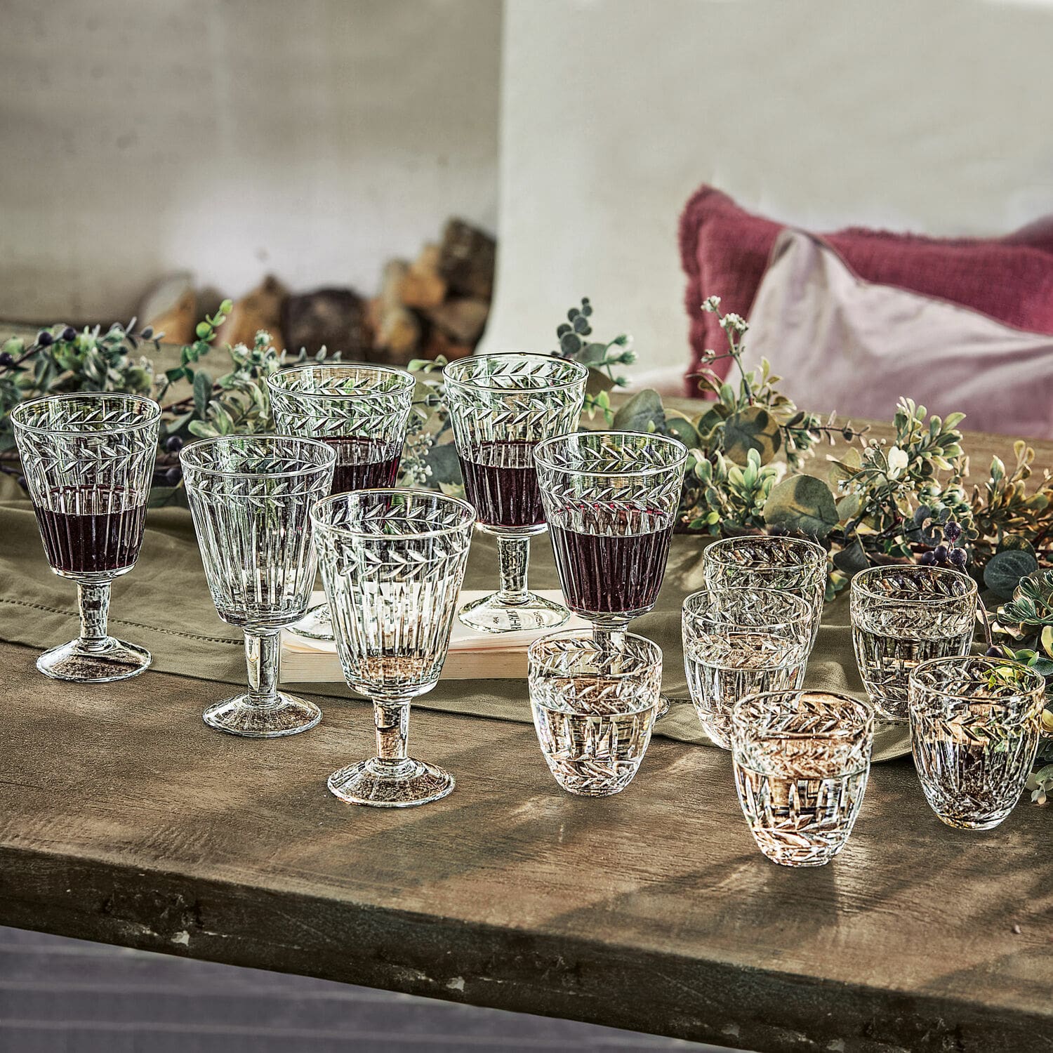 Lot de 12 verres Padiès Ensemble de verres en cristal gravés pour vin et vodka sur table en bois rustique