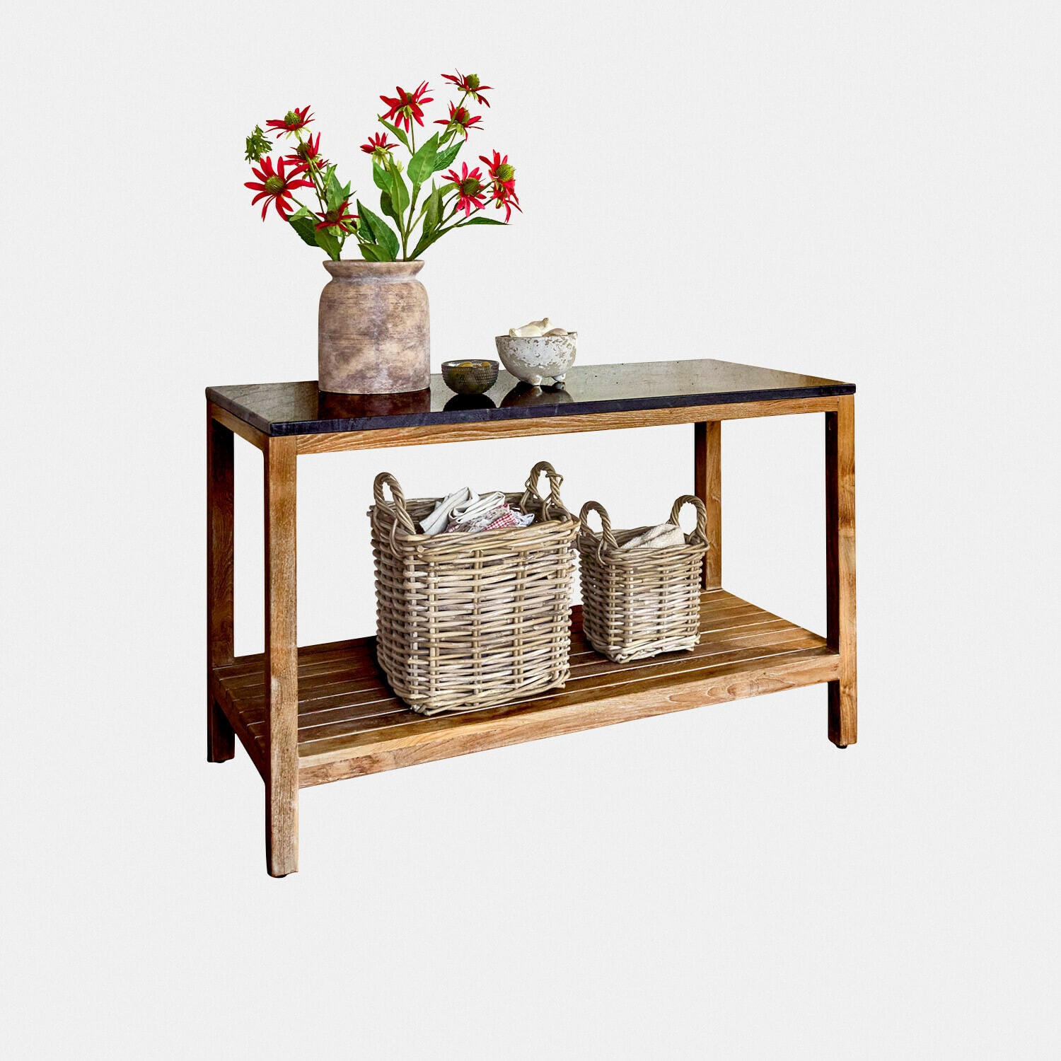 Table de cuisine d’extérieur Corviano Table en bois avec plateau noir, paniers en osier et vase avec fleurs rouges pour décoration intérieure