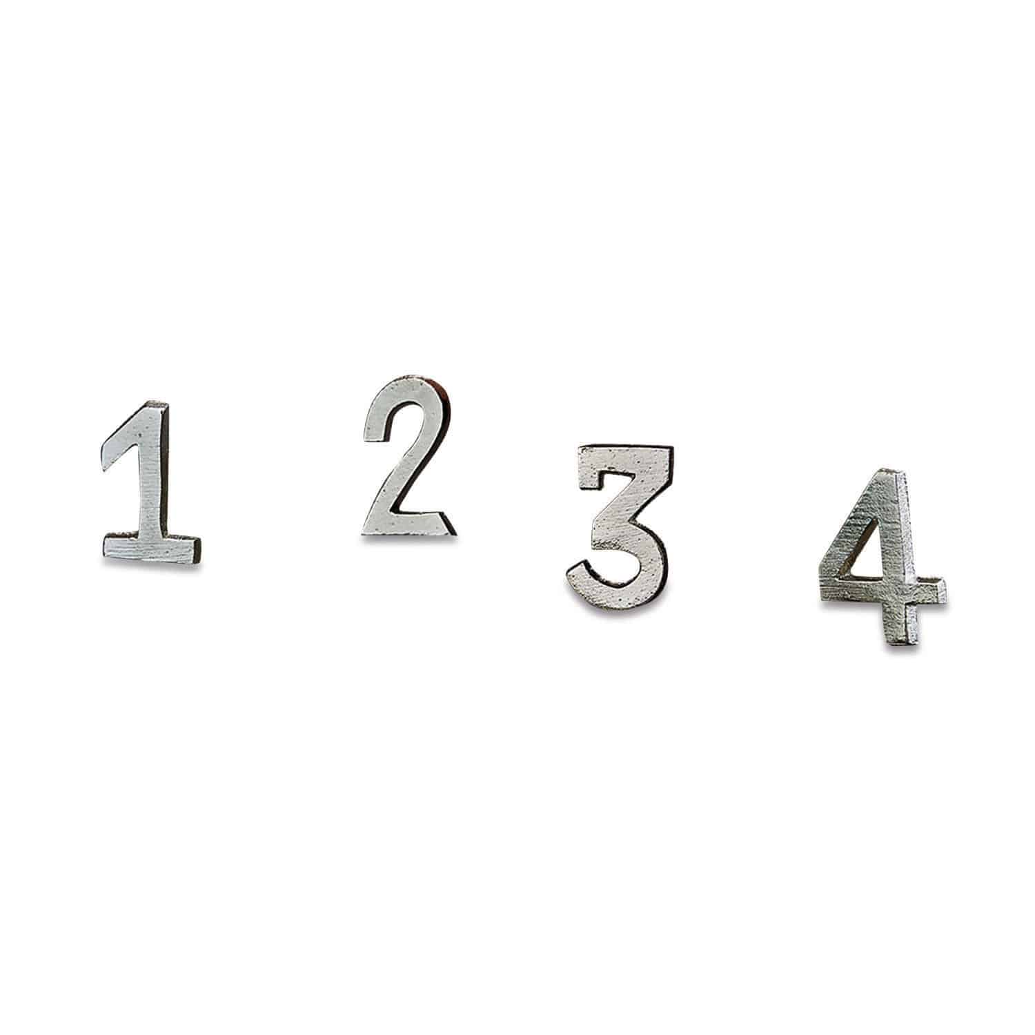 Lot de 4 pin’s décoratifs Marfino Chiffres métalliques argentés 1, 2, 3 et 4 sur fond blanc, décoration murale