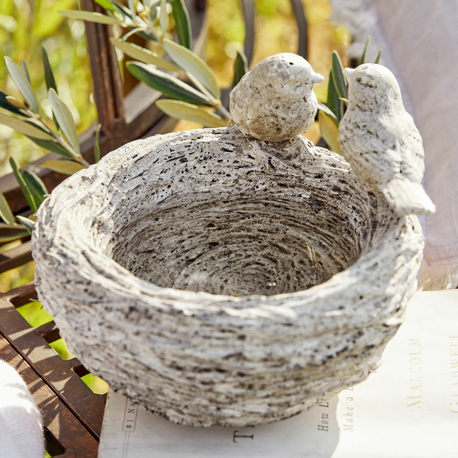 Abreuvoir à oiseaux Seydi Bol en résine gris avec deux oiseaux décoratifs sur le bord, accessoire de jardin élégant