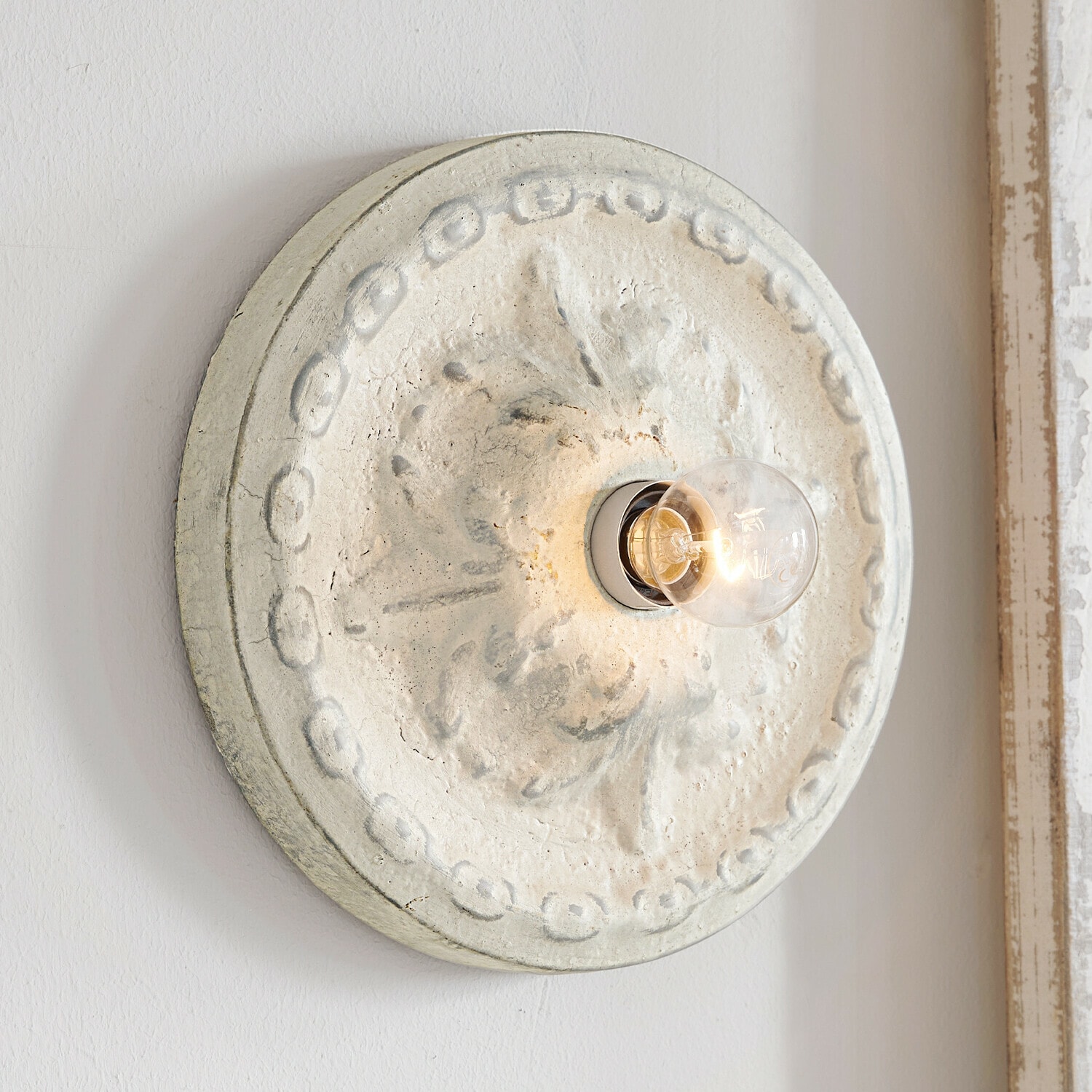 Applique-plafonnier Mangaire Applique murale ronde en béton gris clair avec motif décoratif et ampoule LED allumée