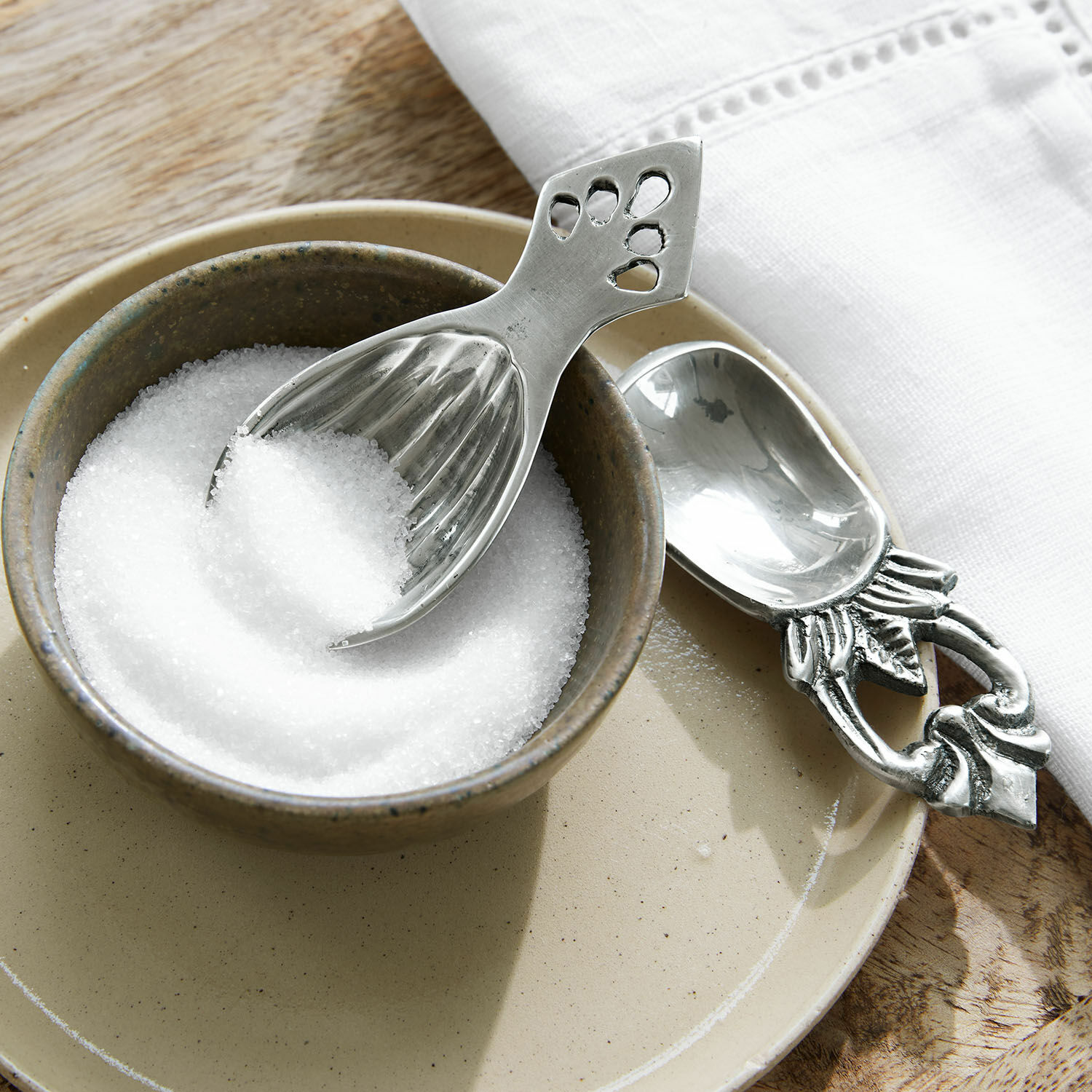 Lot de 2 cuillères Fivale Cuillère à sucre en métal argenté avec poignée décorative dans un bol en céramique beige