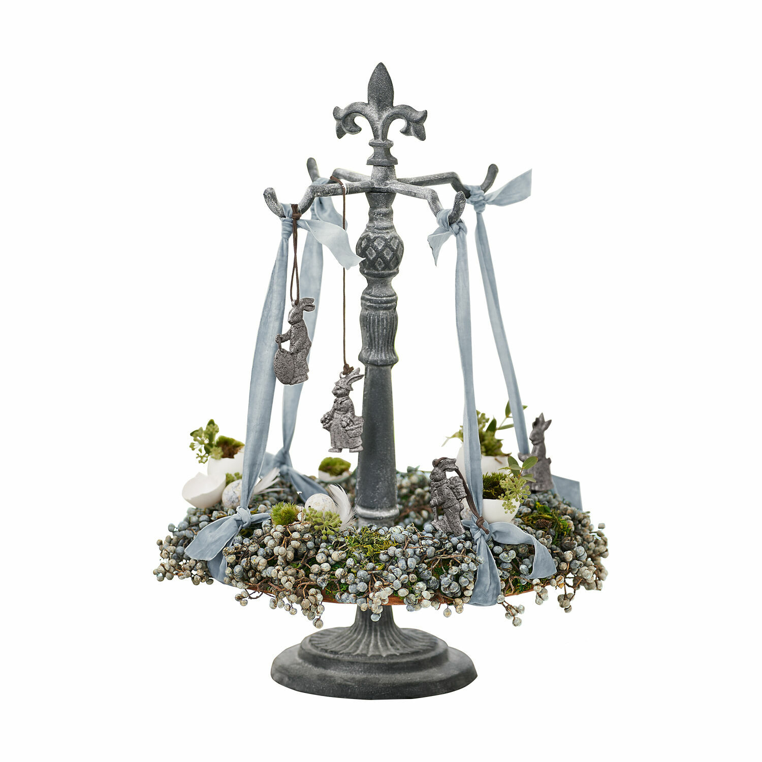Support pour couronne Antwan Décoration de table en métal gris avec figurines suspendues et rubans bleus, ornée de baies et de verdure