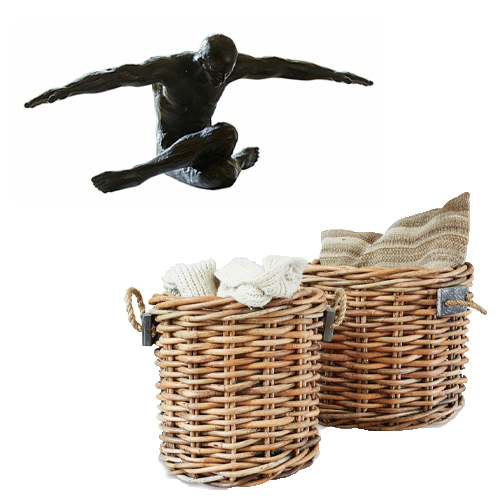 Deux paniers en osier naturel avec des textiles doux à l'intérieur pour le rangement