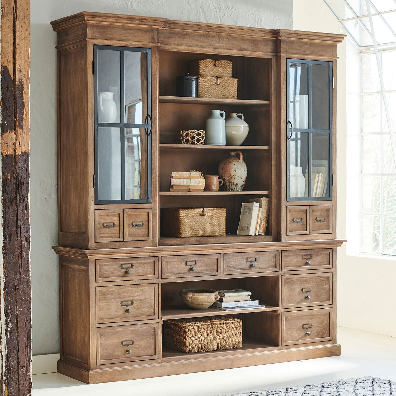 Vaisselier Horsens Grande vitrine en bois naturel avec tiroirs et portes vitrées pour rangement et décoration