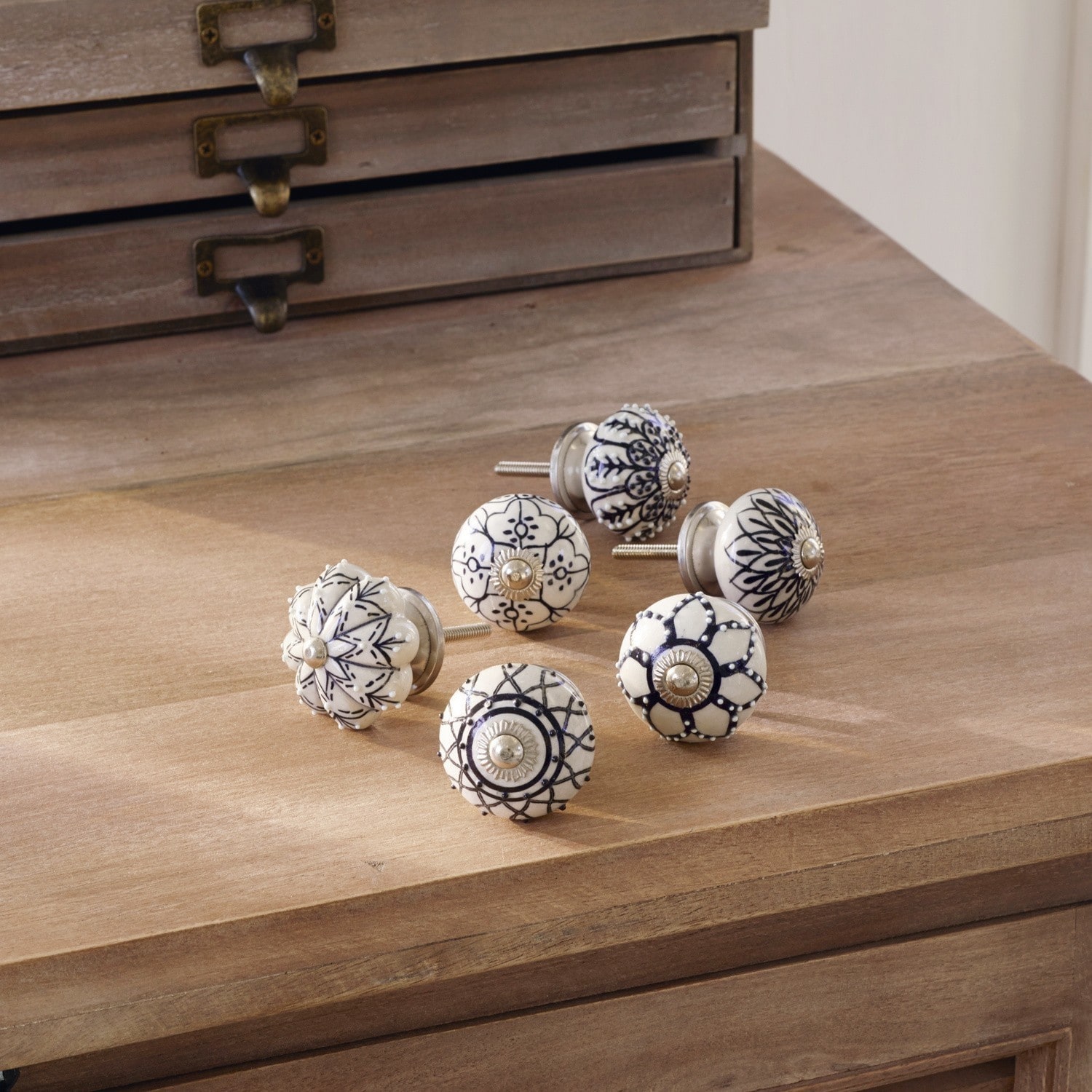 Lot de 6 boutons pour commode Giéville Ensemble de six boutons de meuble en céramique blanche avec motifs noirs décoratifs