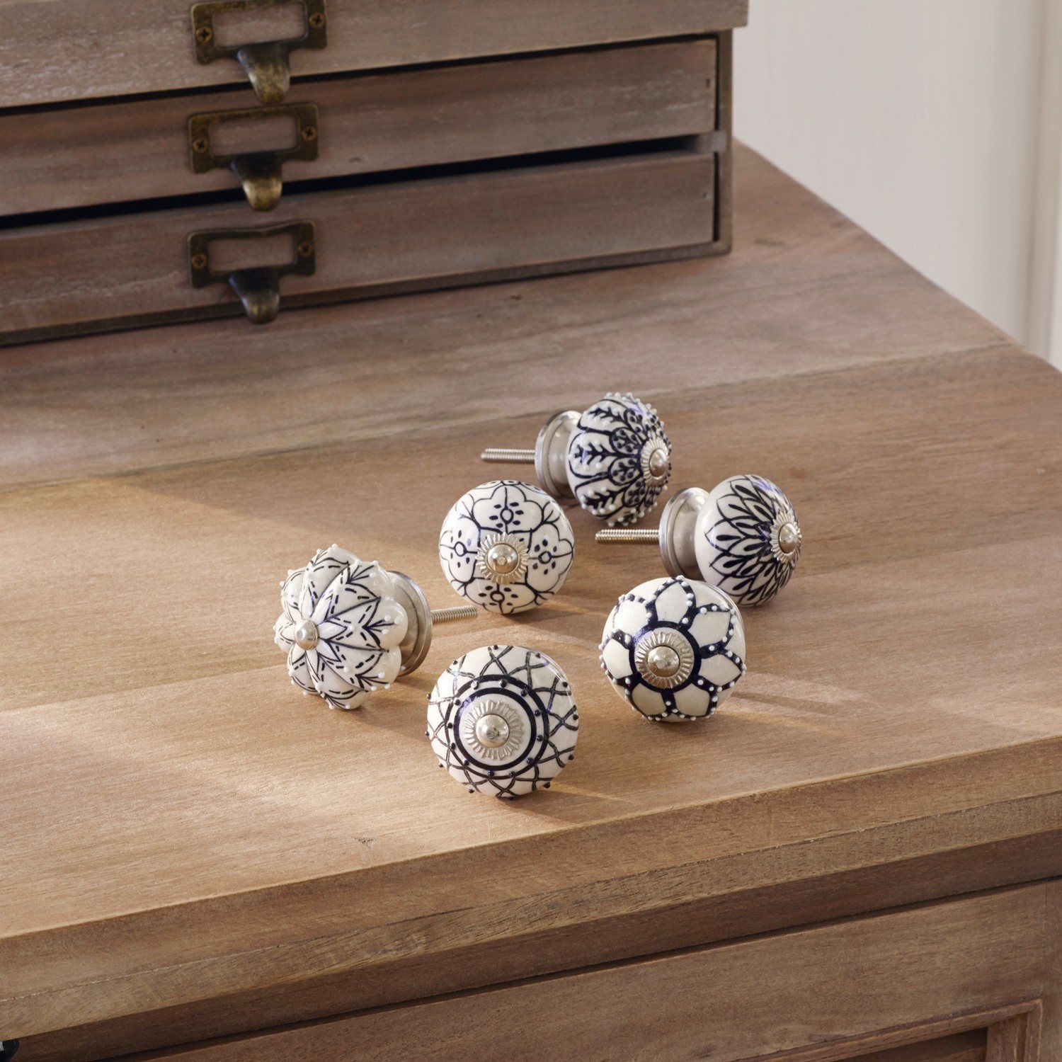 Lot de 6 boutons pour commode Giéville Ensemble de six boutons de meuble en céramique blanche avec motifs noirs décoratifs