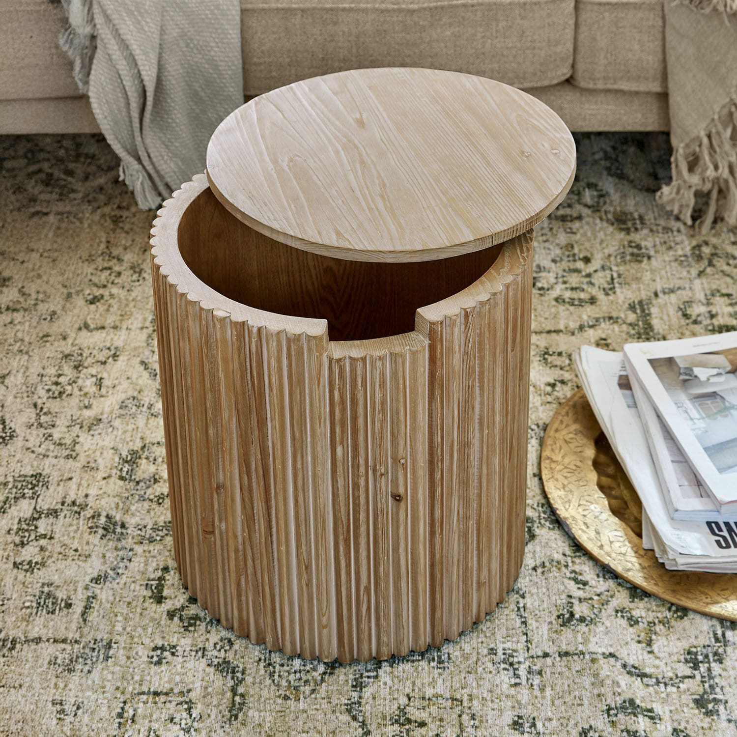 Table d’appoint Saintouré Table ronde en bois clair avec surface rainurée, meuble de rangement pratique pour salon moderne