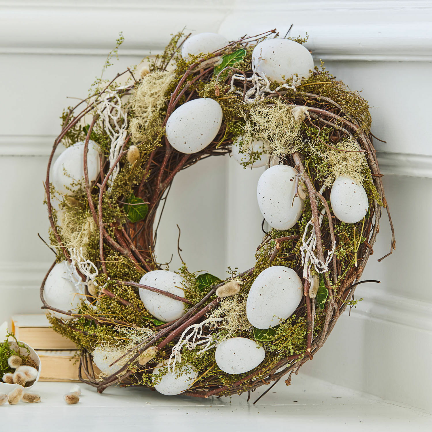 Couronne d'œufs Lune Couronne décorative en branches avec œufs blancs, matériaux naturels, décoration printanière intérieure
