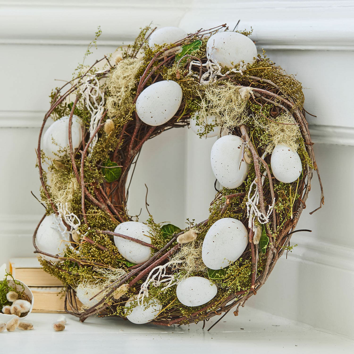 Couronne d'œufs Lune Couronne décorative en branches avec œufs blancs, matériaux naturels, décoration printanière intérieure