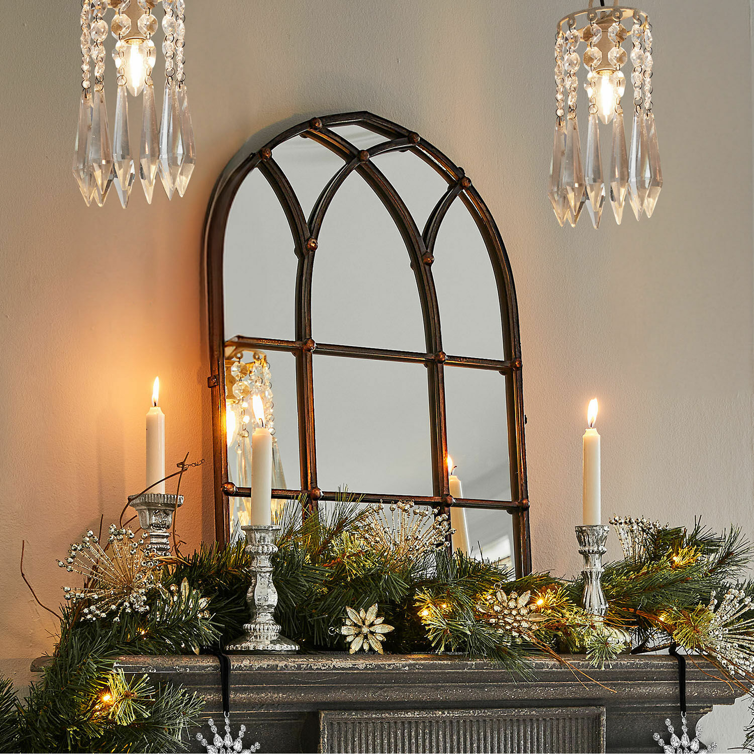 Miroir Aprique Miroir en métal à cadre décoratif vintage au-dessus d'une cheminée avec décorations de Noël et bougies