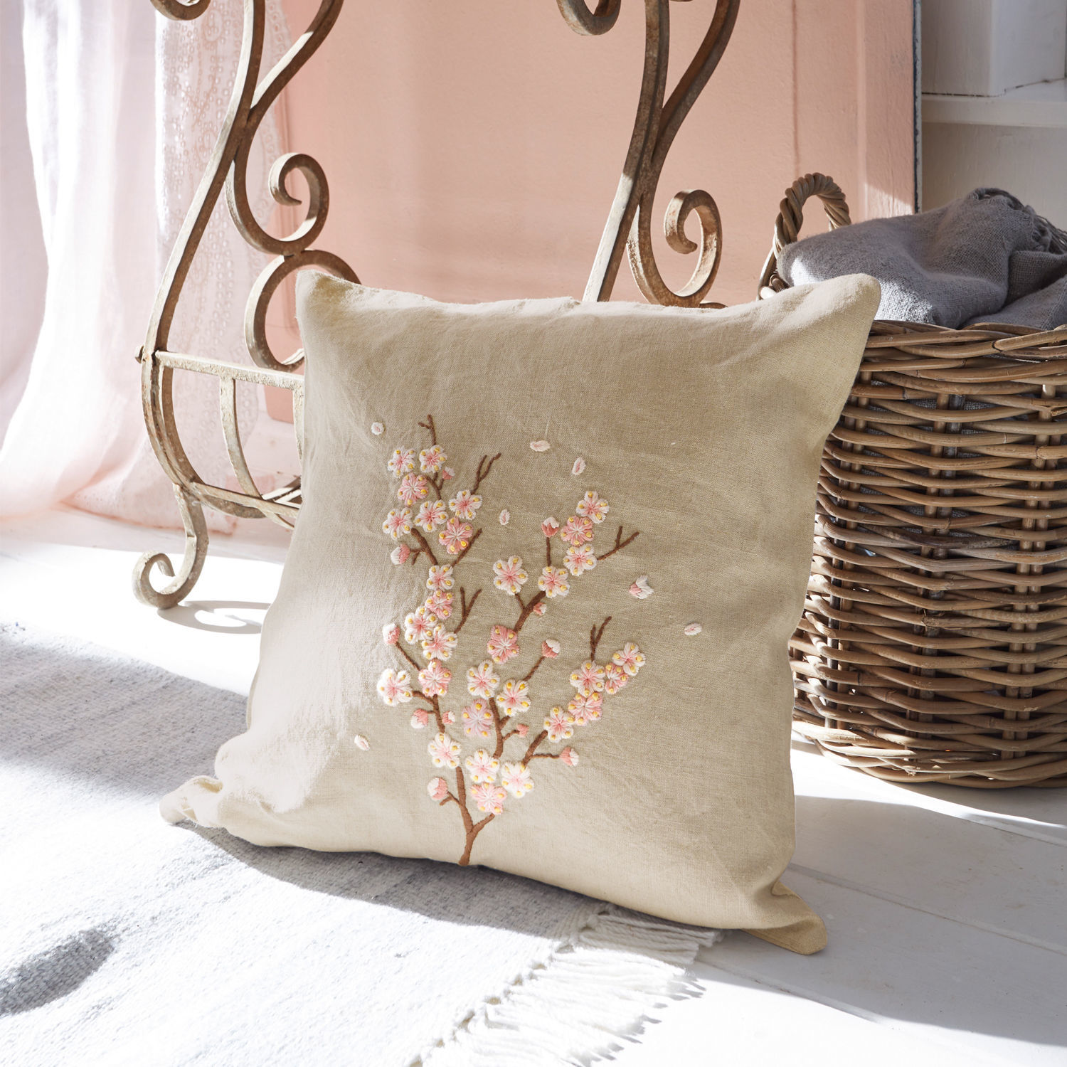 Housse de coussin Carrol Coussin beige en lin avec broderie de fleurs de cerisier, décoratif et doux pour salon