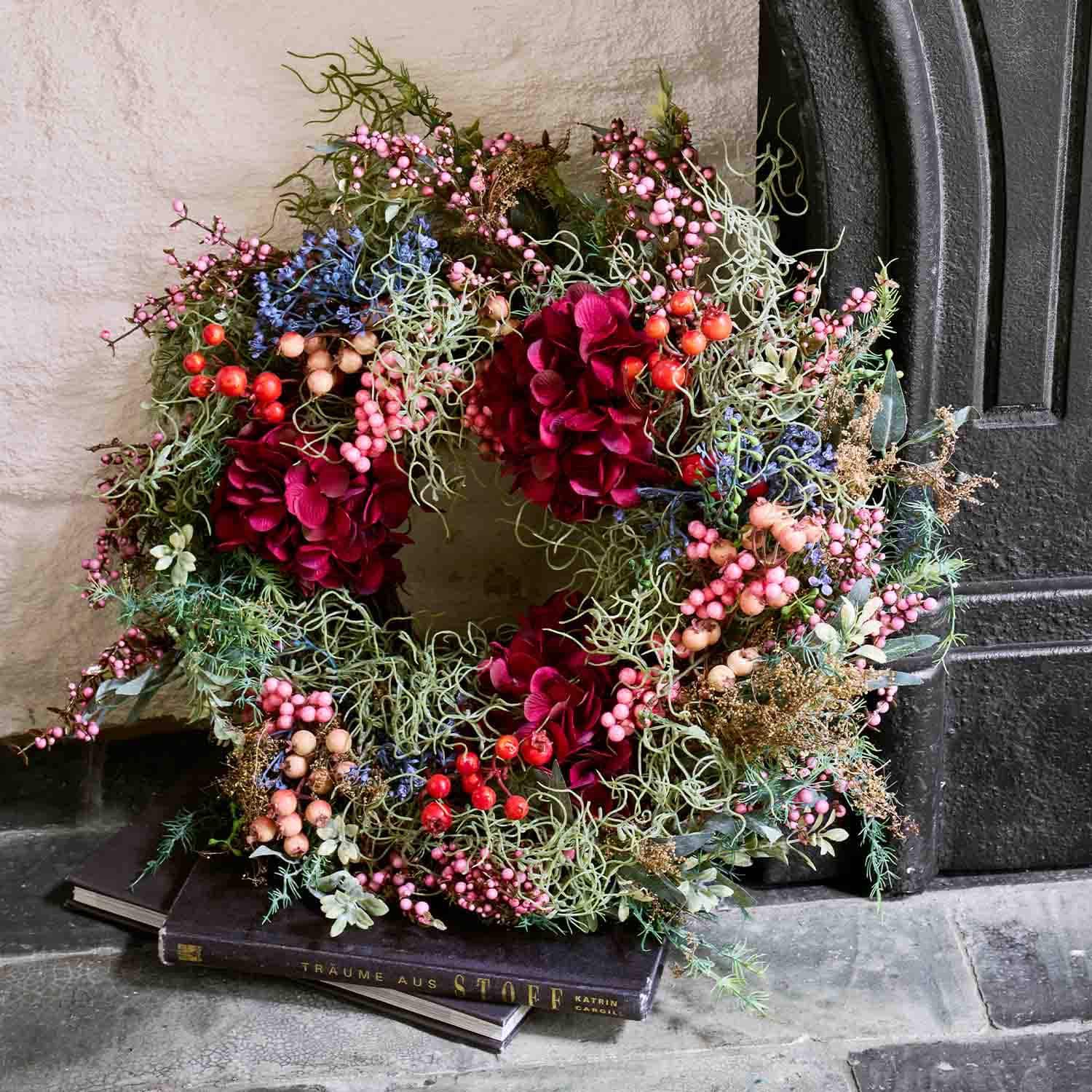 Couronne décorative avec fleurs rouges et baies colorées pour porte, décoration saisonnière