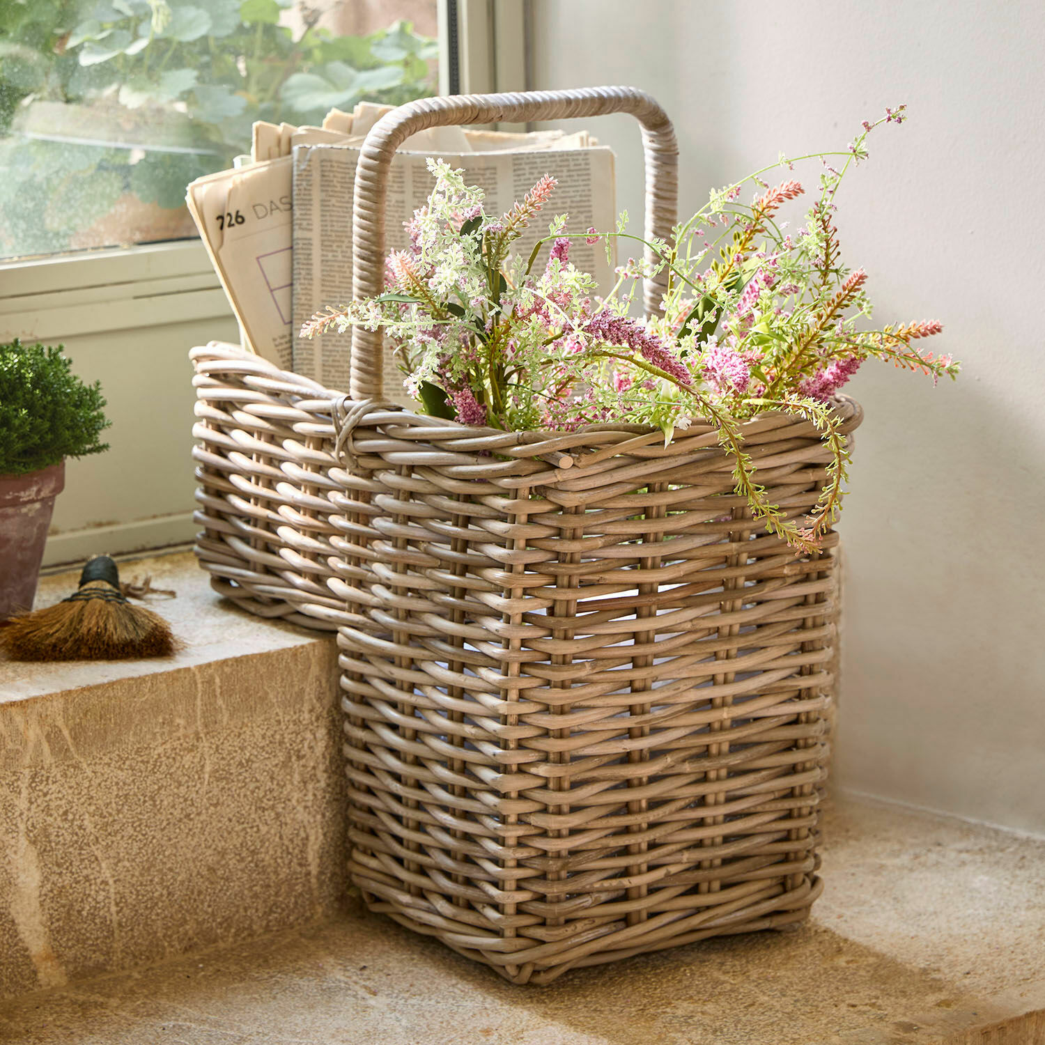 Panier Merveillette Panier en rotin naturel avec fleurs et journaux, décoration intérieure et rangement pratique