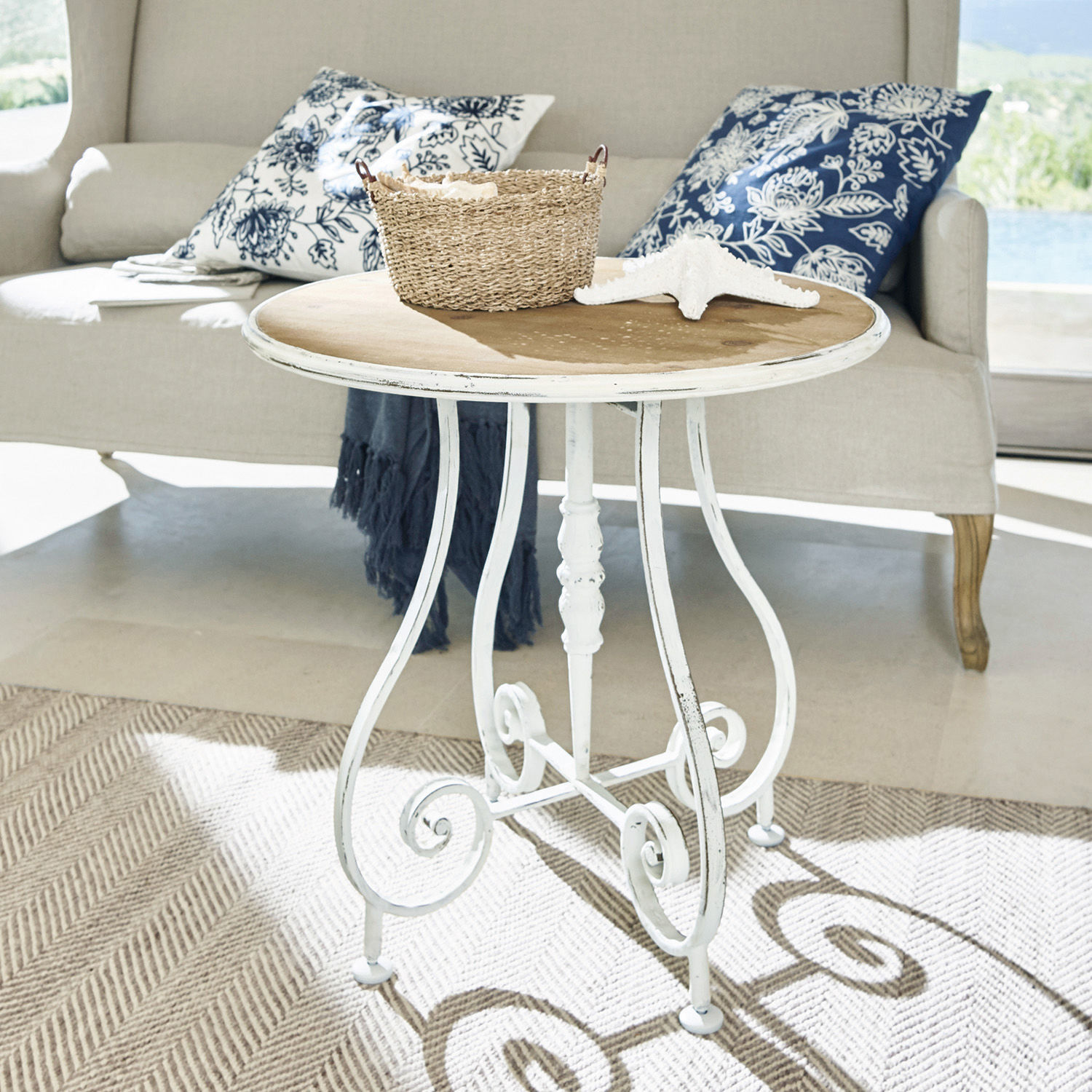 Table d’appoint Pordic Table ronde avec plateau en bois et base en métal blanc style vintage pour salon lumineux