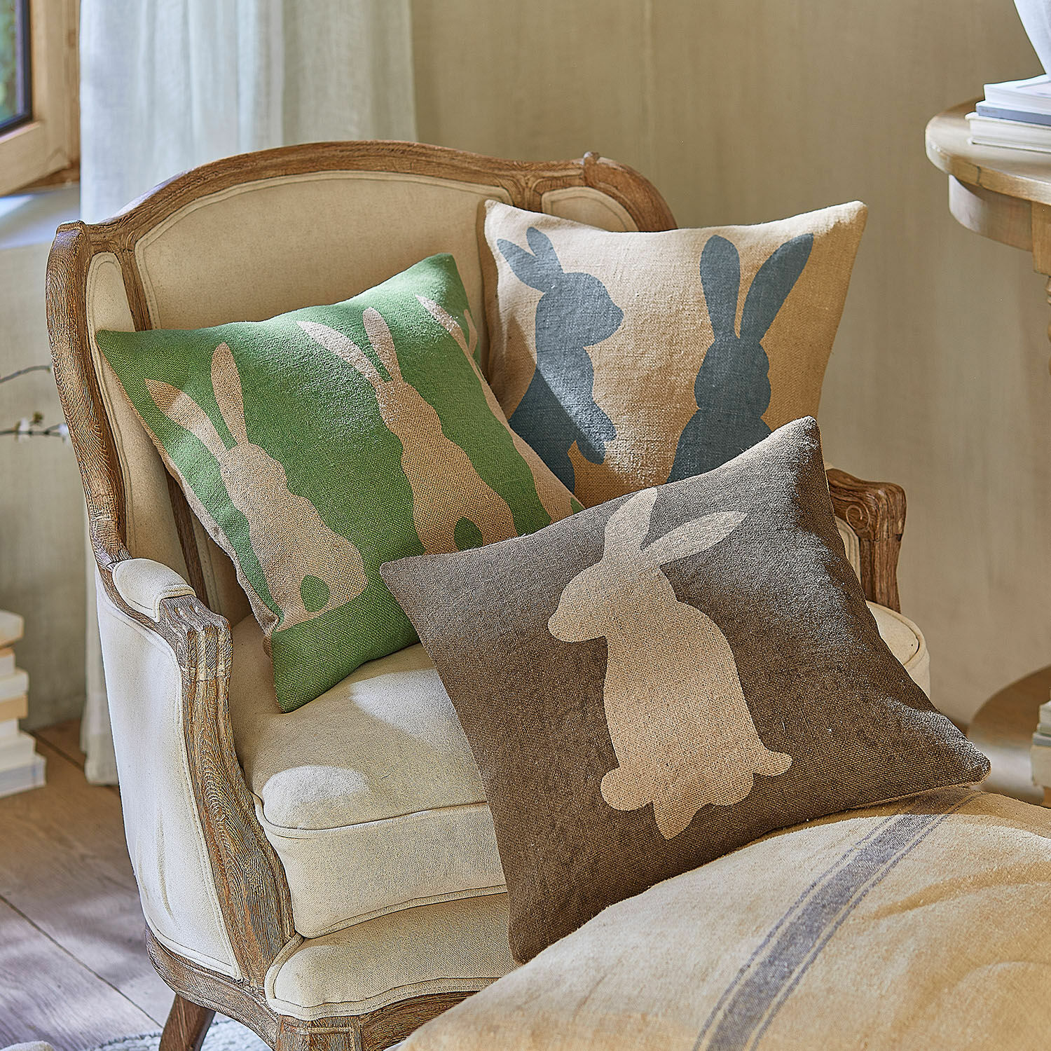 Lot de 3 housses de coussins Namirah Ensemble de trois coussins en lin avec motif lapin en vert, beige et marron pour décoration intérieure