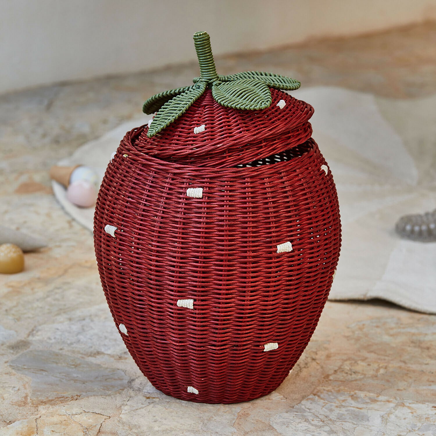 Panier « fraise » Giggleberry Panier en rotin rouge en forme de fraise avec feuilles vertes, contenant décoratif pour rangement