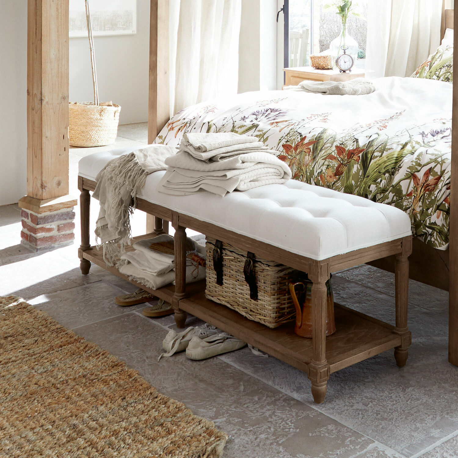 Banc Surcelles Banc en bois avec assise blanche et étagères de rangement dans une chambre lumineuse au style naturel