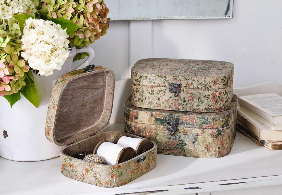 Ensemble de trois boîtes décoratives shabby chic avec motif floral sur fond clair