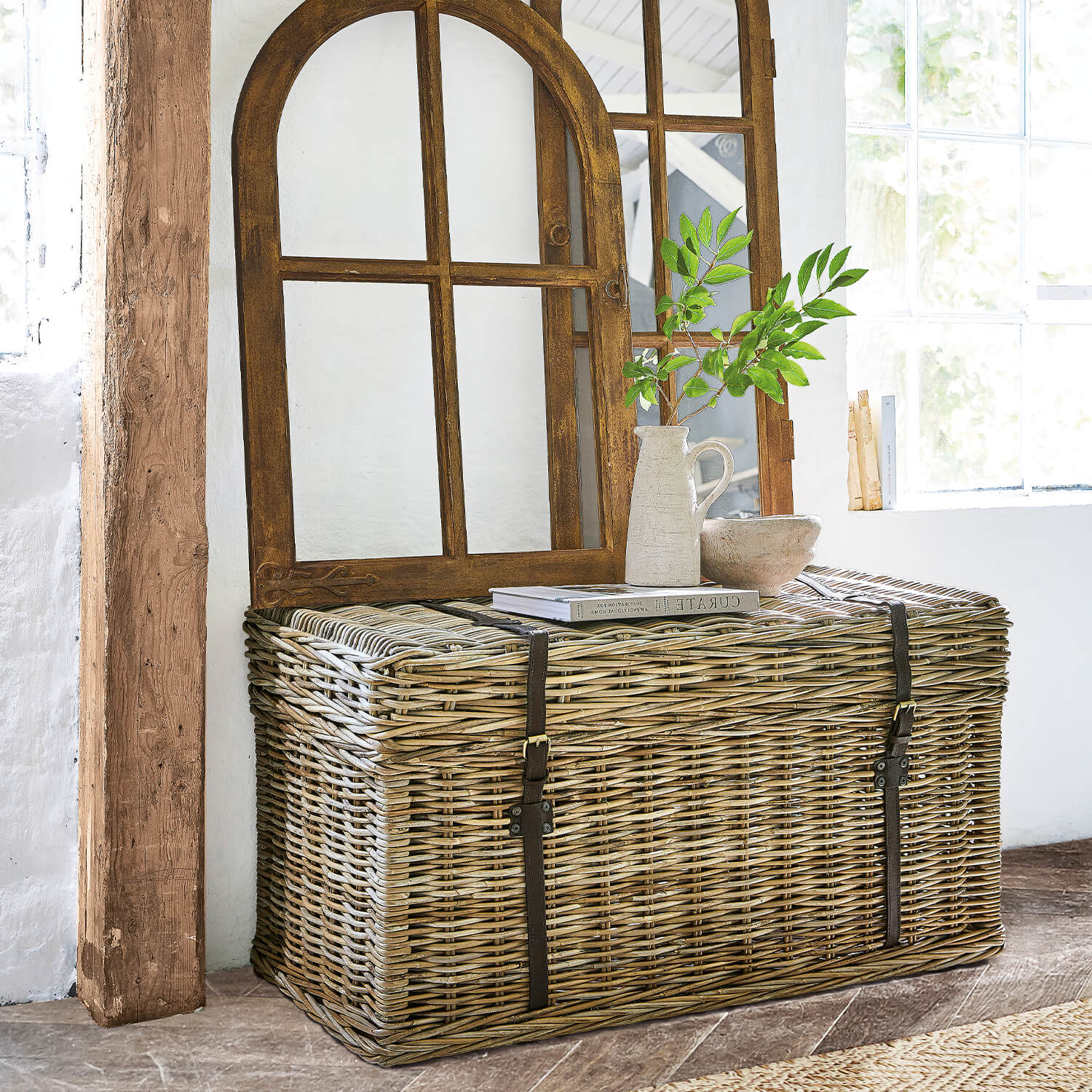 Grande malle en rotin naturel avec sangles en cuir synthétique pour rangement vintage