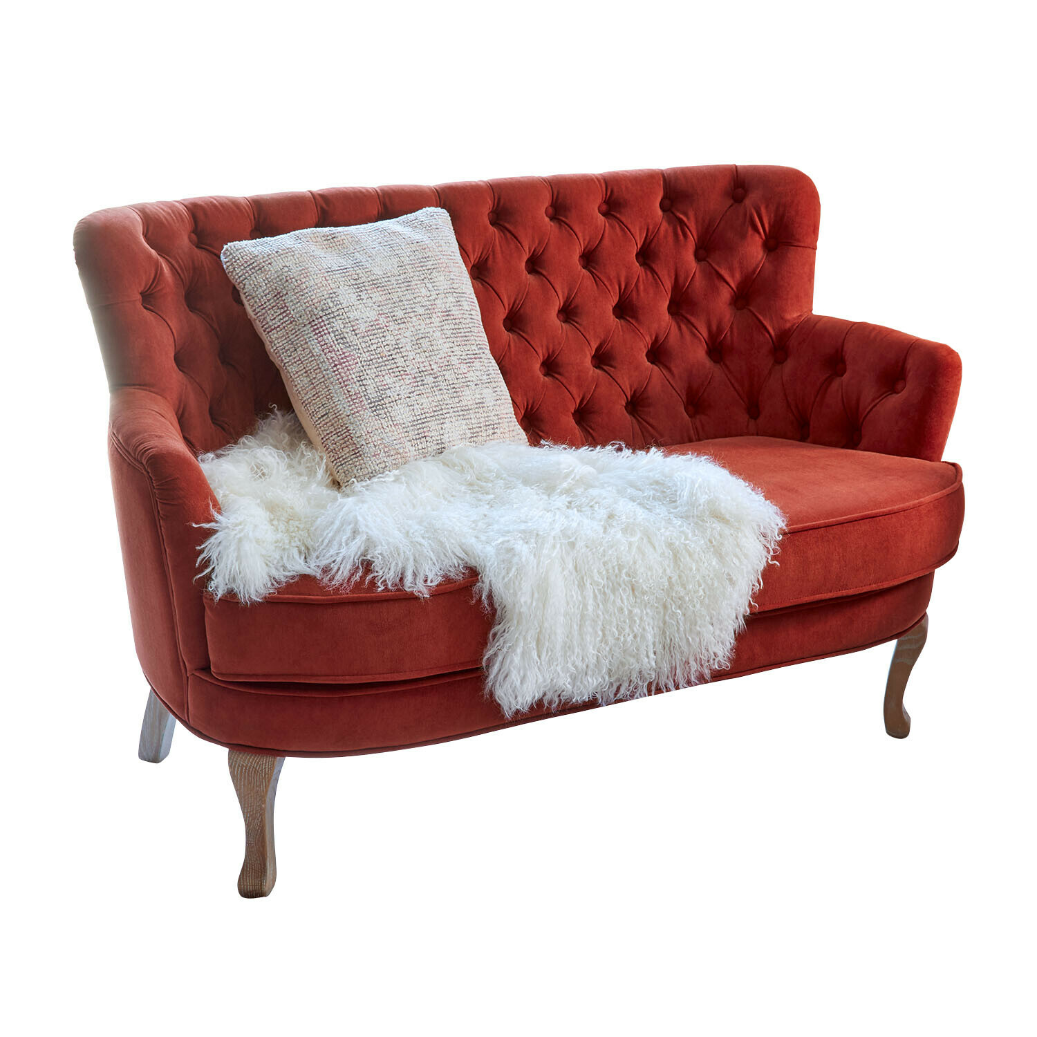 Canapé Calgary Canapé rouge en velours avec dossier capitonné et pieds en bois, décoré d'un plaid en fausse fourrure blanc et d'un coussin