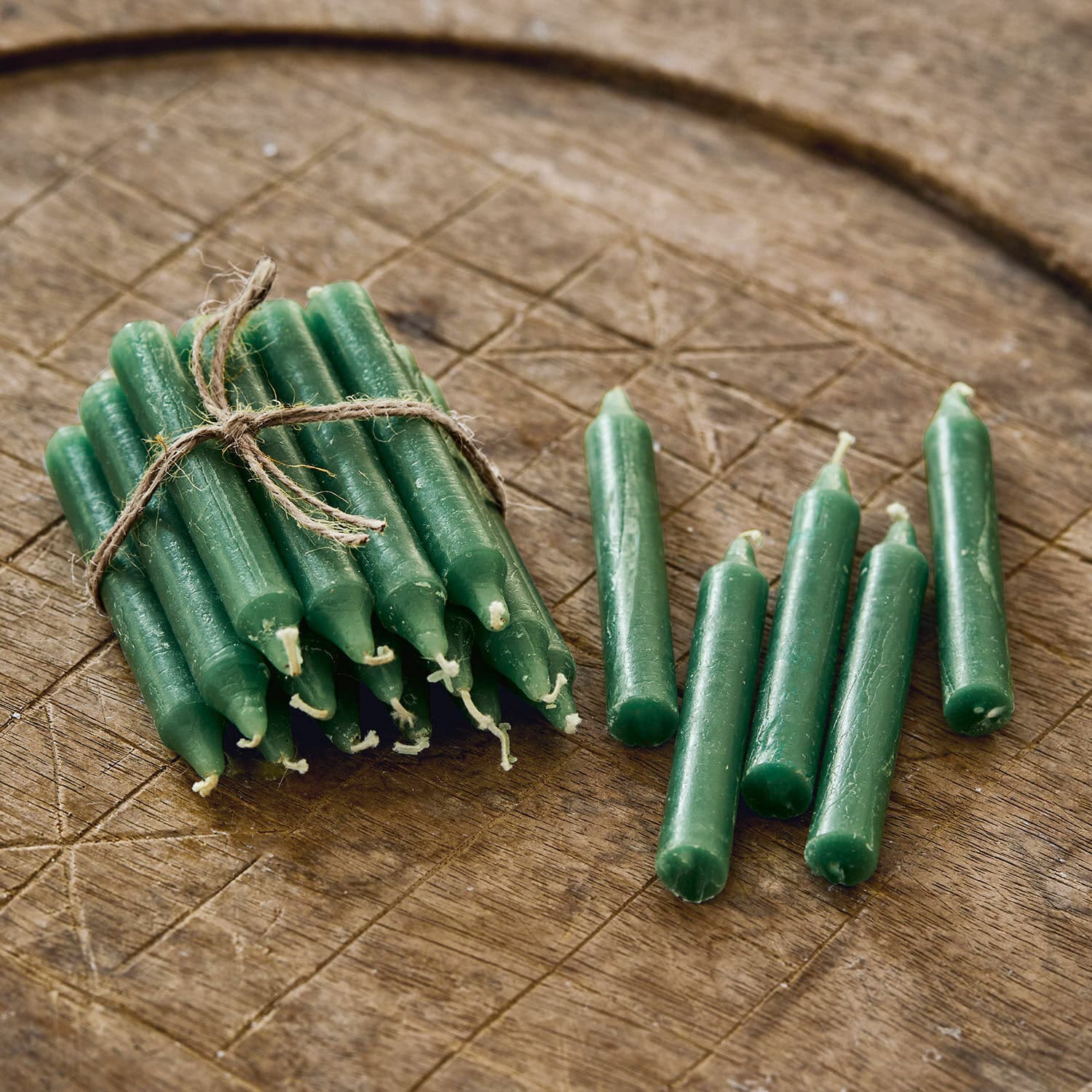 Lot de 20 bougies Noufa Lot de bougies vertes en cire sur fond en bois, bougies décoratives pour la maison